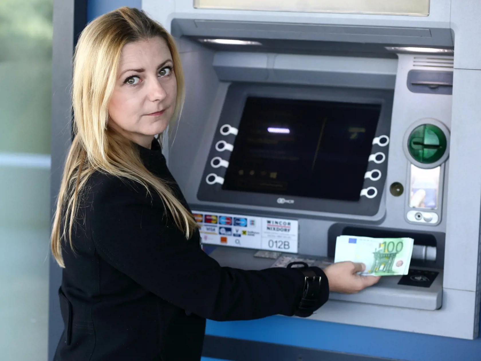 Mnohí sa z rastúcej sumy na svojom účte tešia, no zrejme si neuvedomujú, že o svoje ťažko zarobené peniaze postupne prichádzajú.