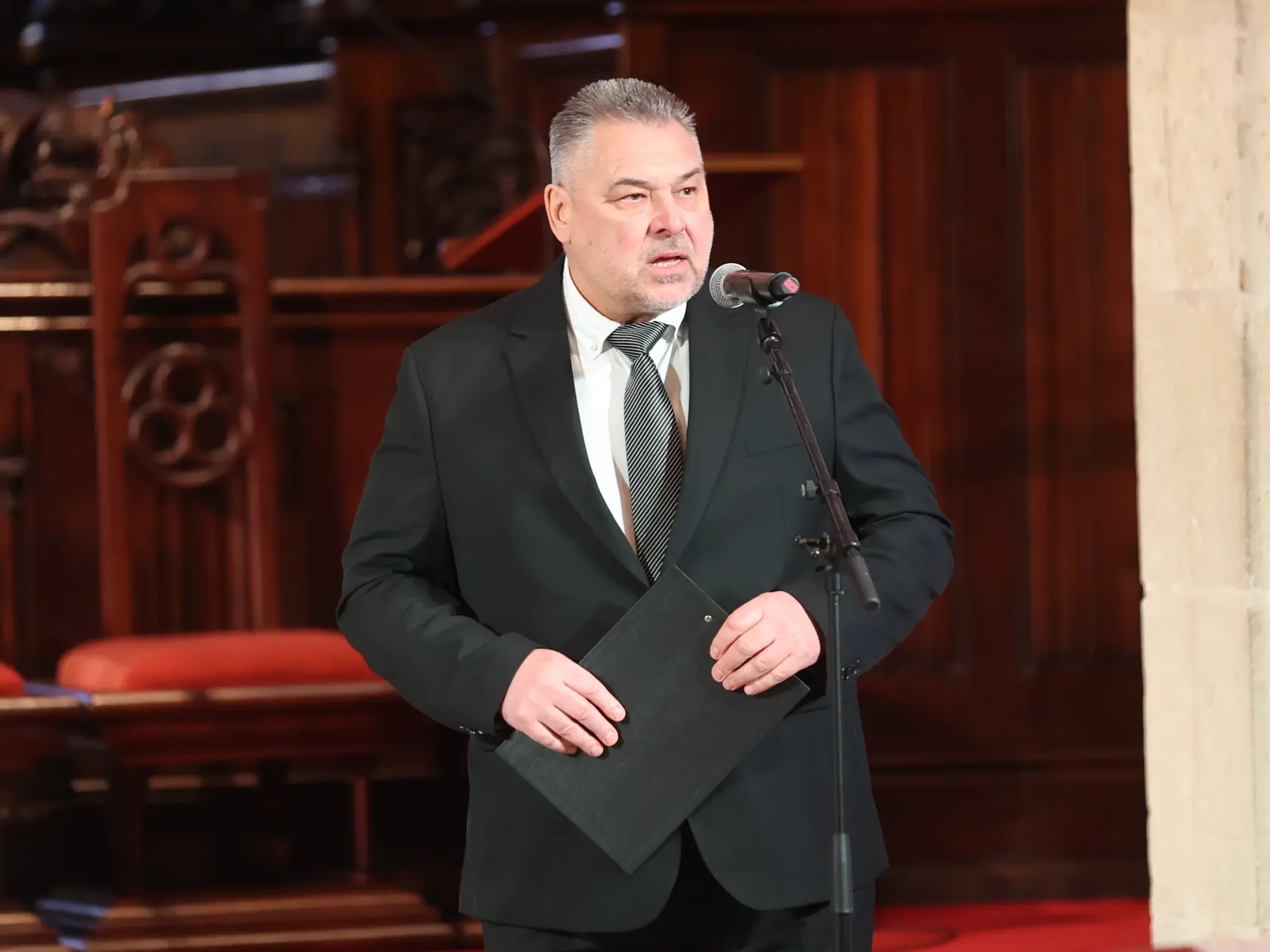 Posledná rozlúčka s hercom Štefanom Kvietikom († 90) v Katedrále sv. Martina v Bratislave. Marek Ťapák. 