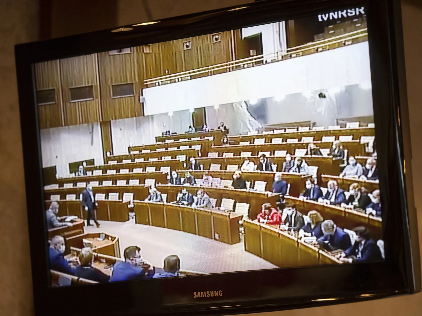 Na obrazovke je rokovacia sála Národnej rady (NR) SR, ktorú sledujú novinári na prízemí NR SR počas mimoriadnej schôdze NR SR k novele ústavného zákona o bezpečnosti.