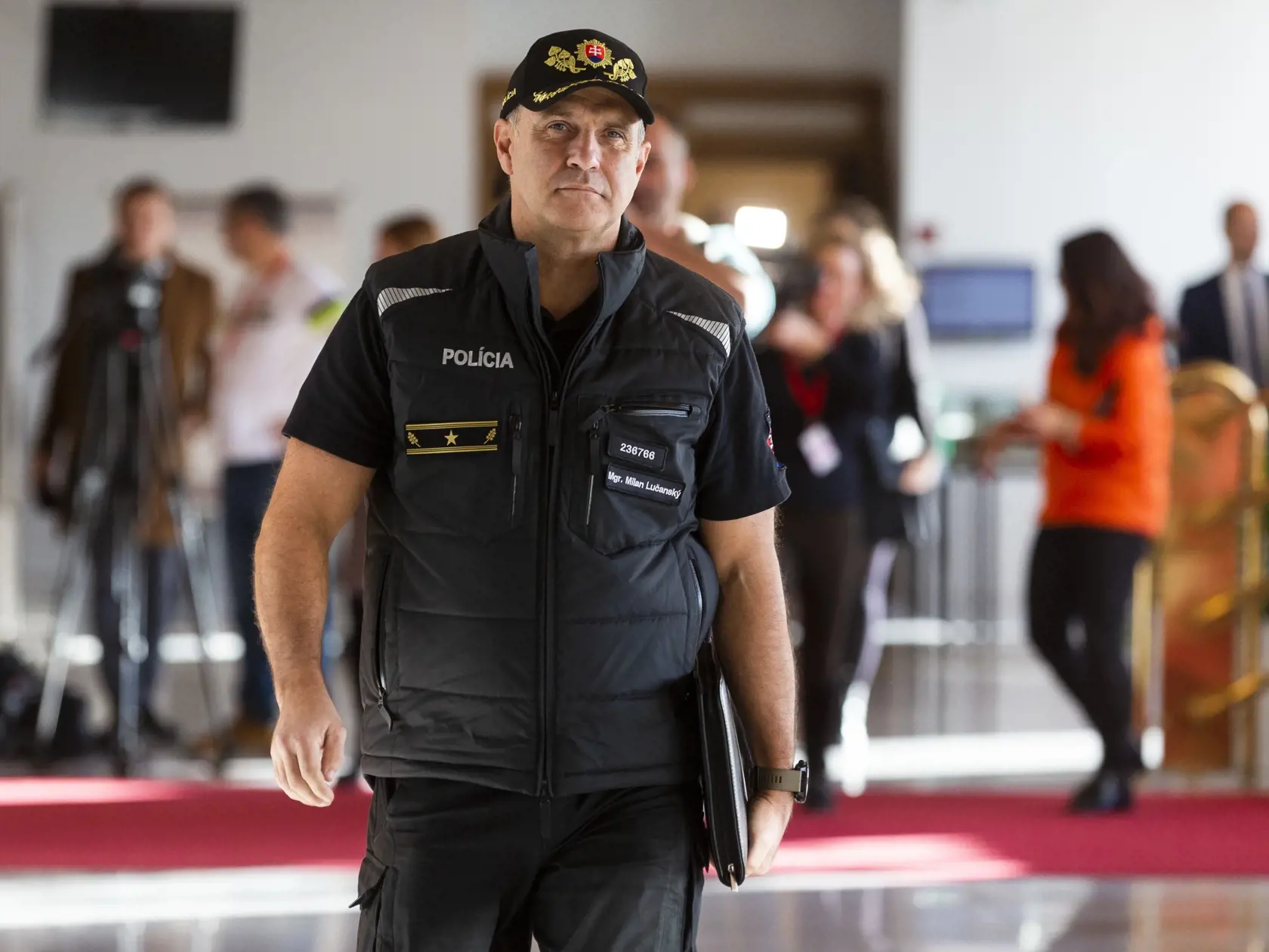 Na snímke bývalý prezident Policajného zboru SR Milan Lučanský prichádza na rokovanie výboru NR SR pre obranu a bezpečnosť.