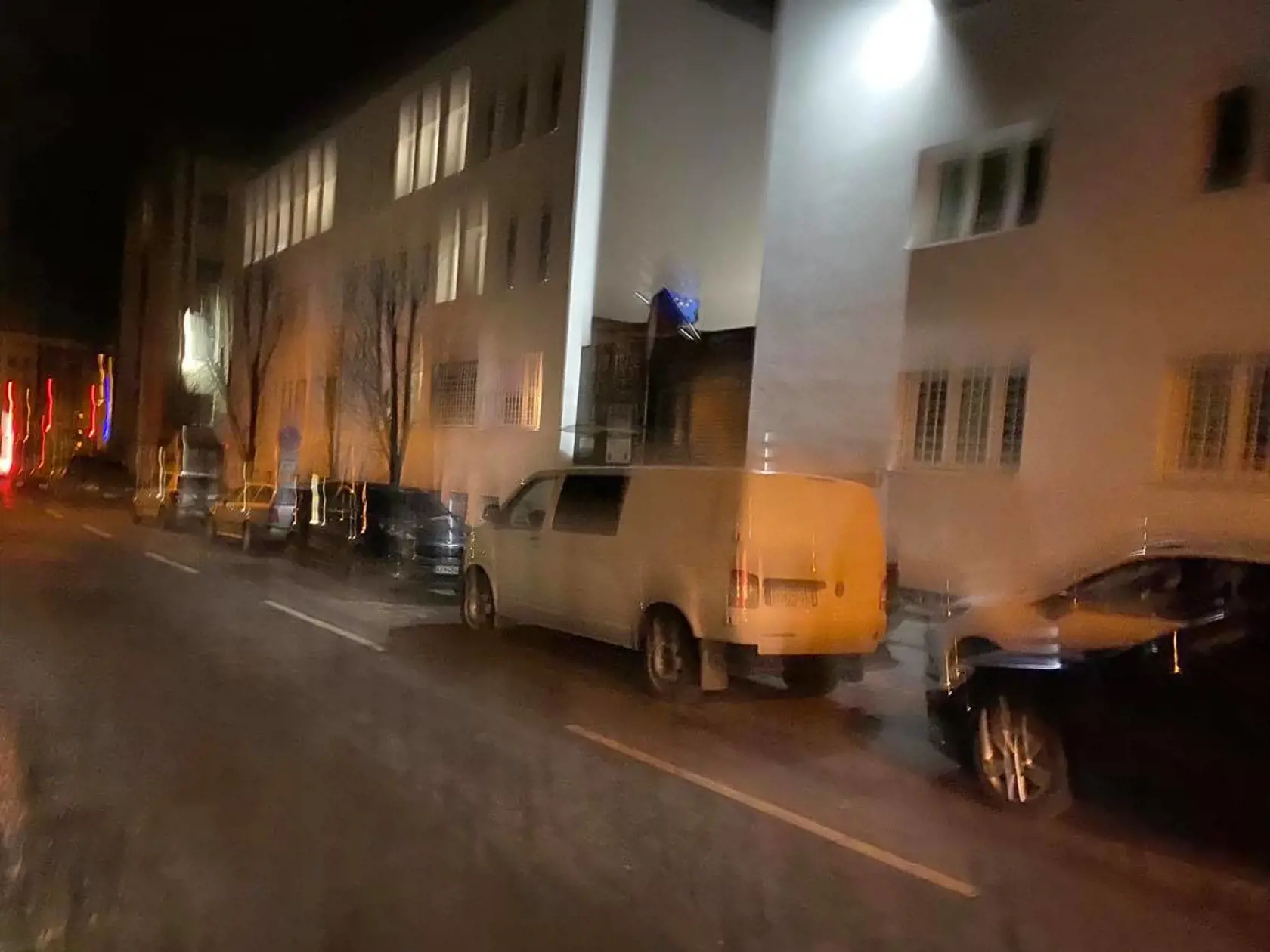 Situácia pred väznicou večer potom ako sa Milan Lučanský pokúsil o samovraždu.