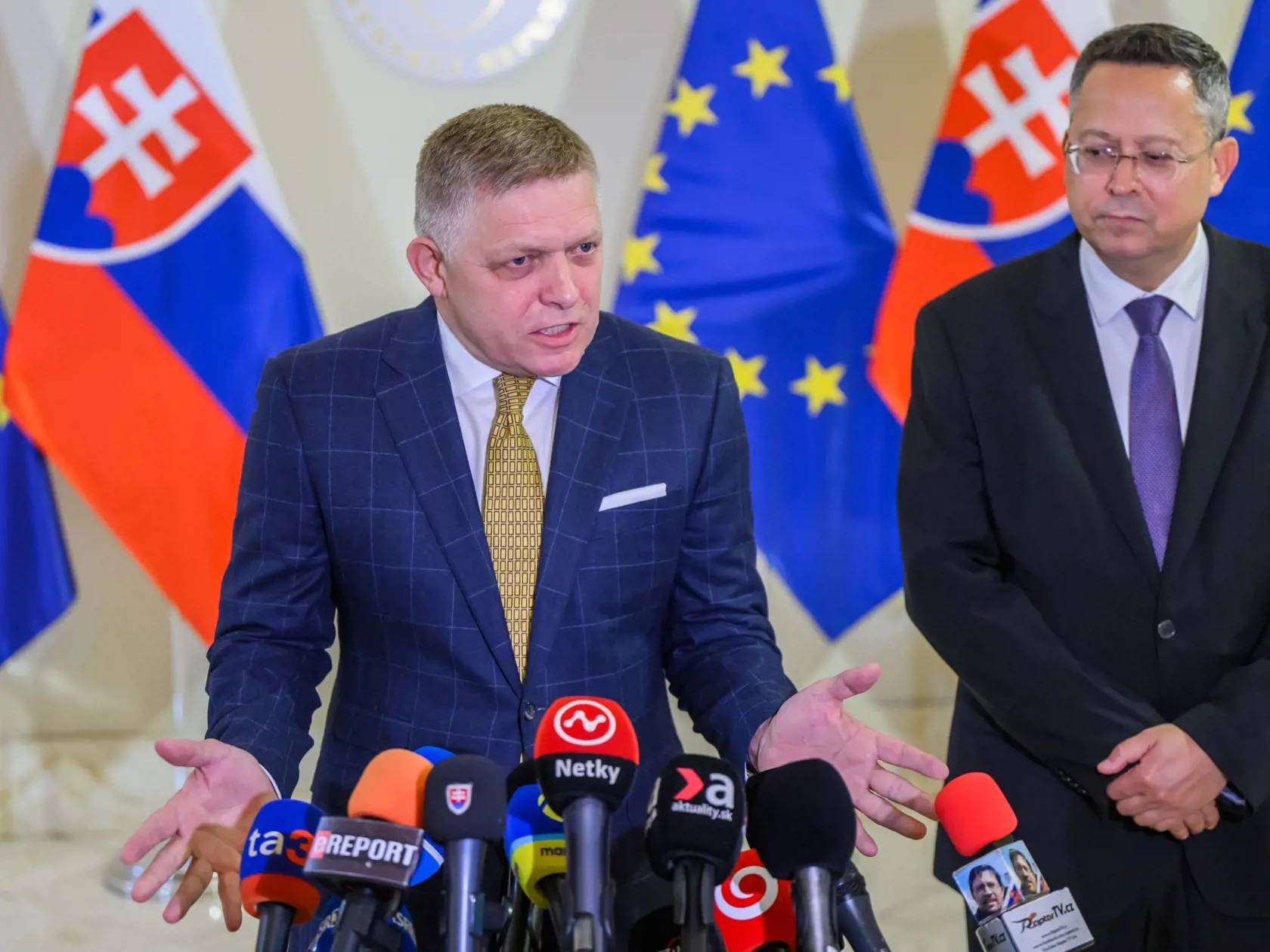 Na snímke zľava premiér Robert Fico a minister financií Ladislav Kamenický (obaja Smer-SD) sa účastnia na tlačovej konferencii po rokovaní s predsedami opozičných strán a predstaviteľmi Ministerstva financií SR o konsolidácii na Úrade vlády SR v Bratislave v utorok 24. septembra 2024. Opozičné strany KDH a Progresívne Slovensko (PS) pozvanie predsedu vlády na rokovanie o konsolidačných opatreniach prijali, Sloboda a Solidarita (SaS) ho odmietla. FOTO TASR - Jaroslav Novák