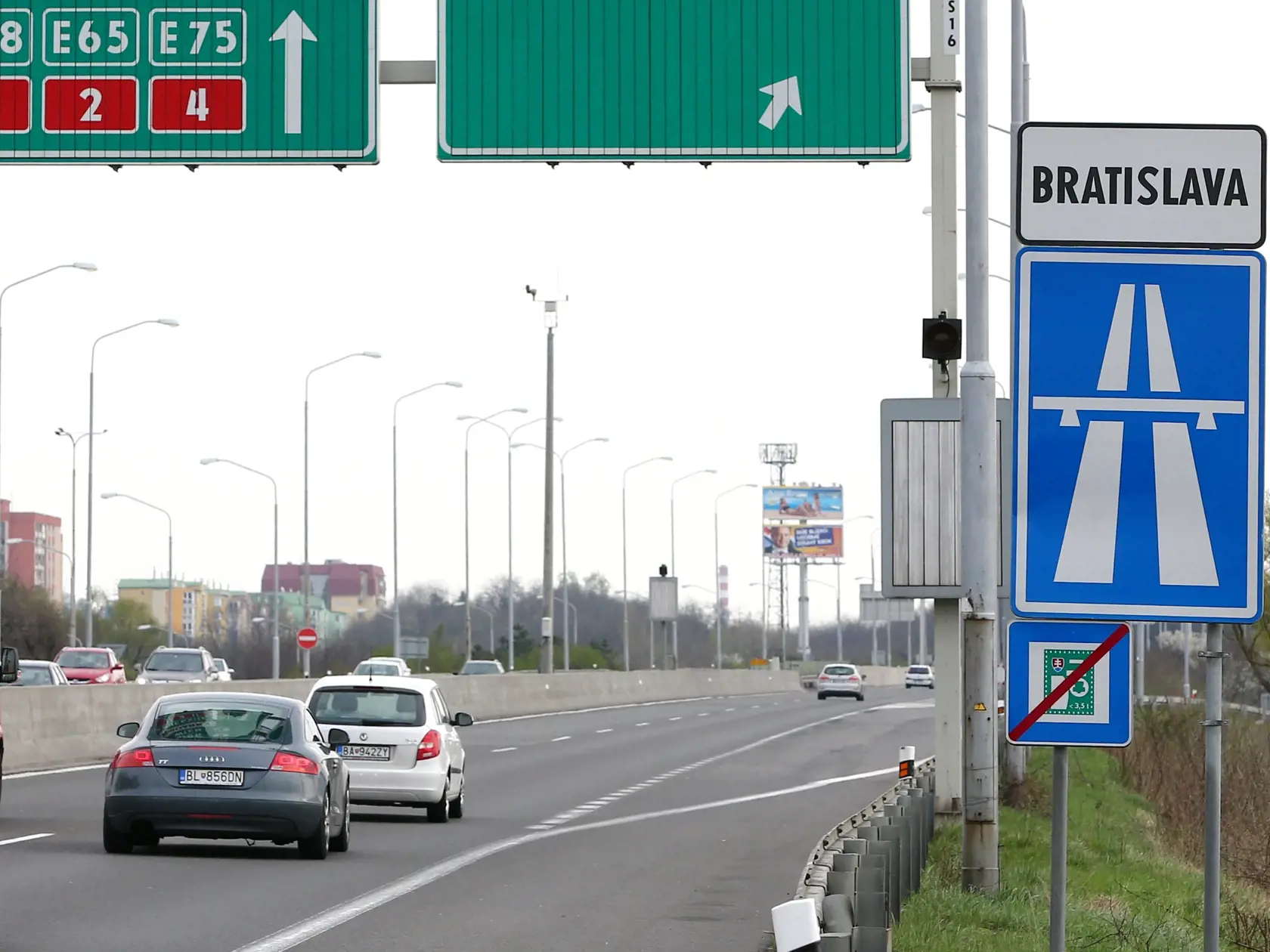 Regióny: Spoplatnený diaľničný obchvat. Časť diaľnice D2, Krematórium - Bory (Stupava) nespadá do bezplatného úseku bratislavského obchvatu. Občianska iniciatíva žiada o zmenu, ktorá by odbremenila mestskú časť Záhorská Bystrica od rannej dopravnej špičky.