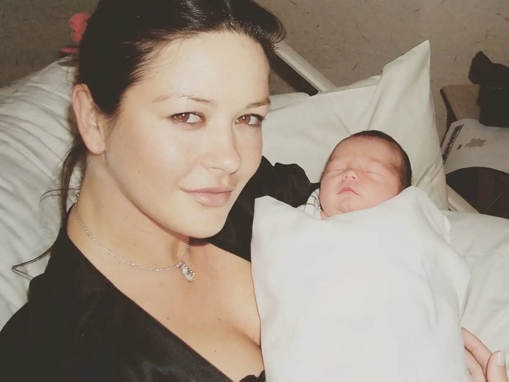 Catherine Zeta-Jones sa v roku 2000 stala prvý raz mamou, keď priviedla na svet syna Dylana.