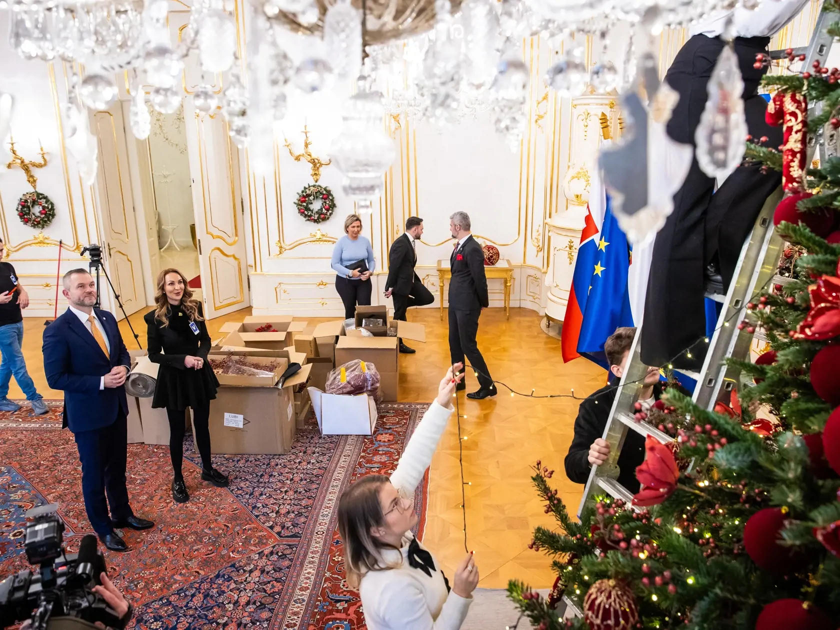 S výzdobou bol spokojný aj samotný prezident Pellegrini, ktorý na zdobenie priebežne dohliadal. V paláci totiž mal mnoho povinností. „Latka je nastavená veľmi vysoko,“ poznamenal s údivom, keď prvýkrát uvidel jeden z vyzdobených stromčekov. Tiež prezradil, že najviac sa mu páči zamatová vínová farba, ktorá najviac vyniká v kombinácií práve so zelenou čačinou.