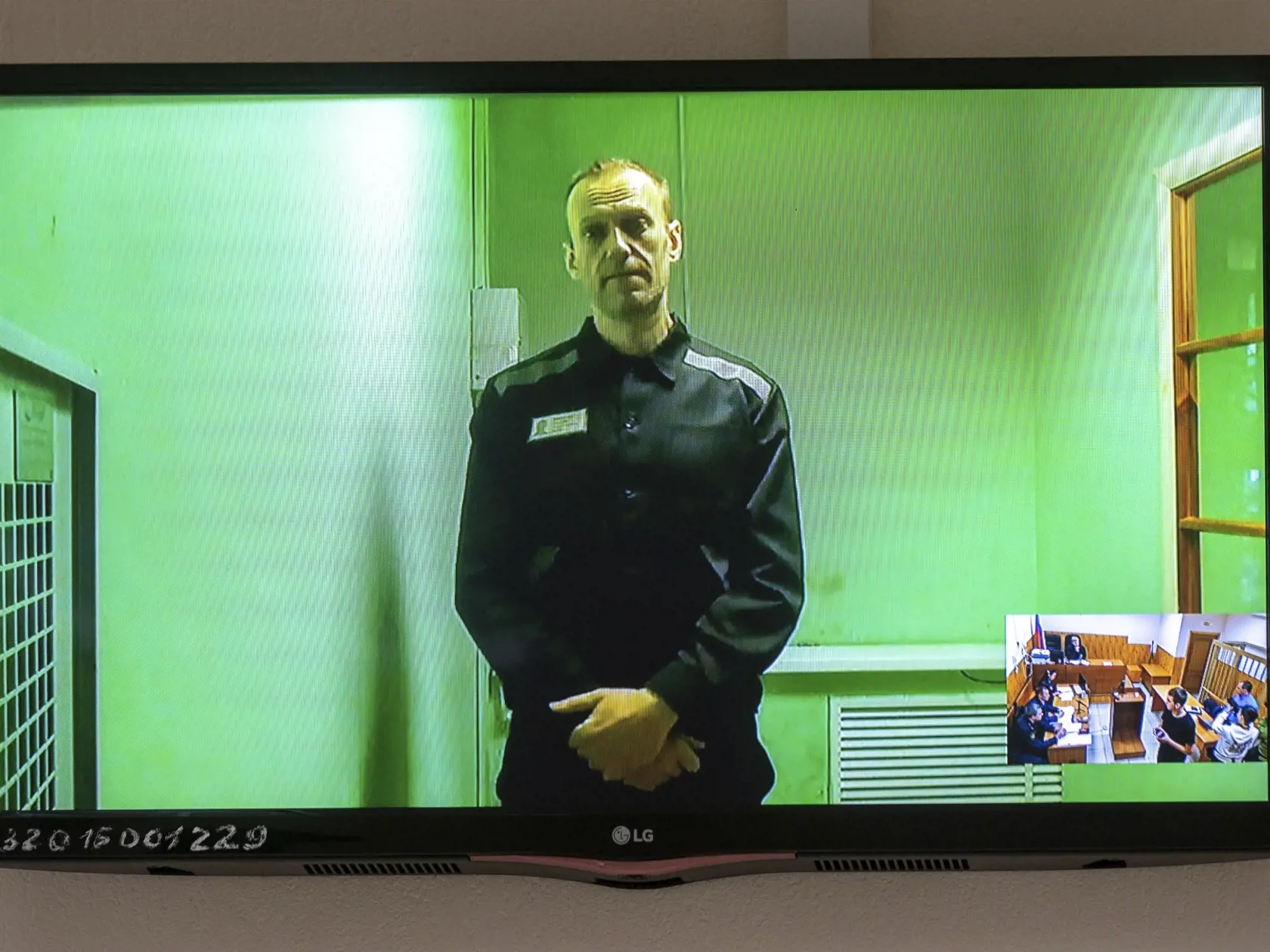 Ruský opozičný líder Alexej Navaľnyj na TV obrazovke počas videolinku z väznice na súde v meste Kovrov, 240 km severovýchodne od Moskvy 2. septembra 2022.