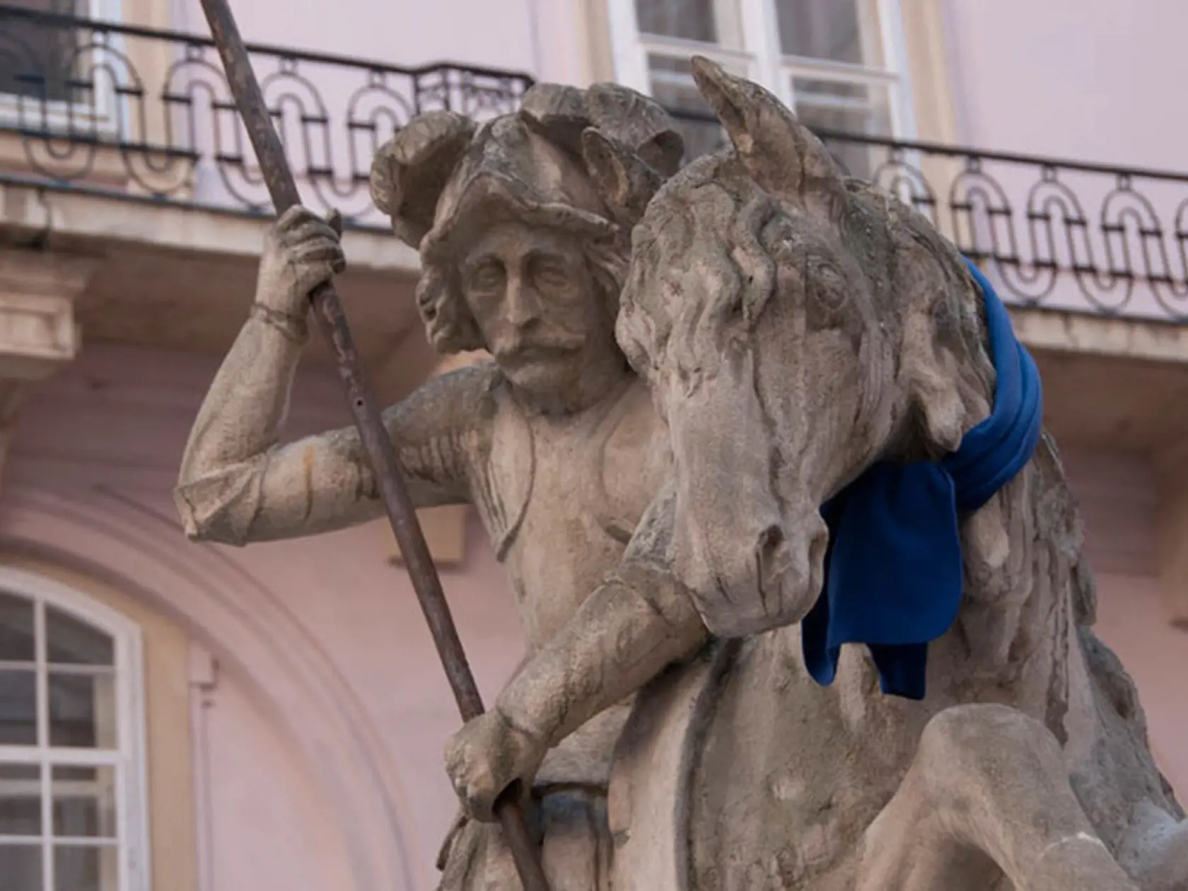 V Bratislave sa v rámci projektu najskôr významné sochy obliekli do modrých šálov, 2. apríla sa pamiatky rozsvietia na modro.