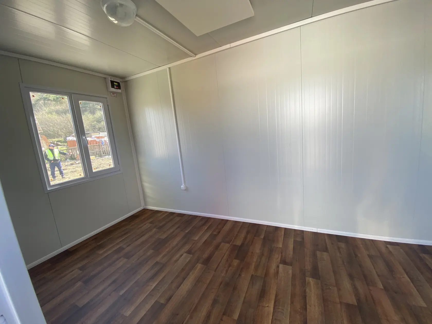 Vnútro unimobuniek. Vykurovanie v nich bude elektrické, cez infrapanely na strope. Budú tam mať aj dvojplatničku na prípravu stravy, stolíkom, posteľ a stoličky.