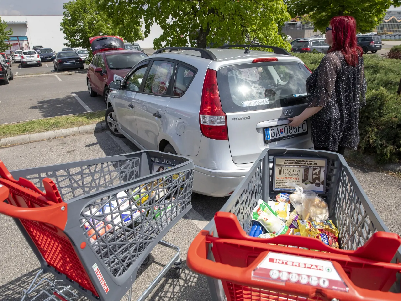 Nákup a porovnávanie cien potravín v Maďarskom Gyóri.
Na snímke predajňa potravín.