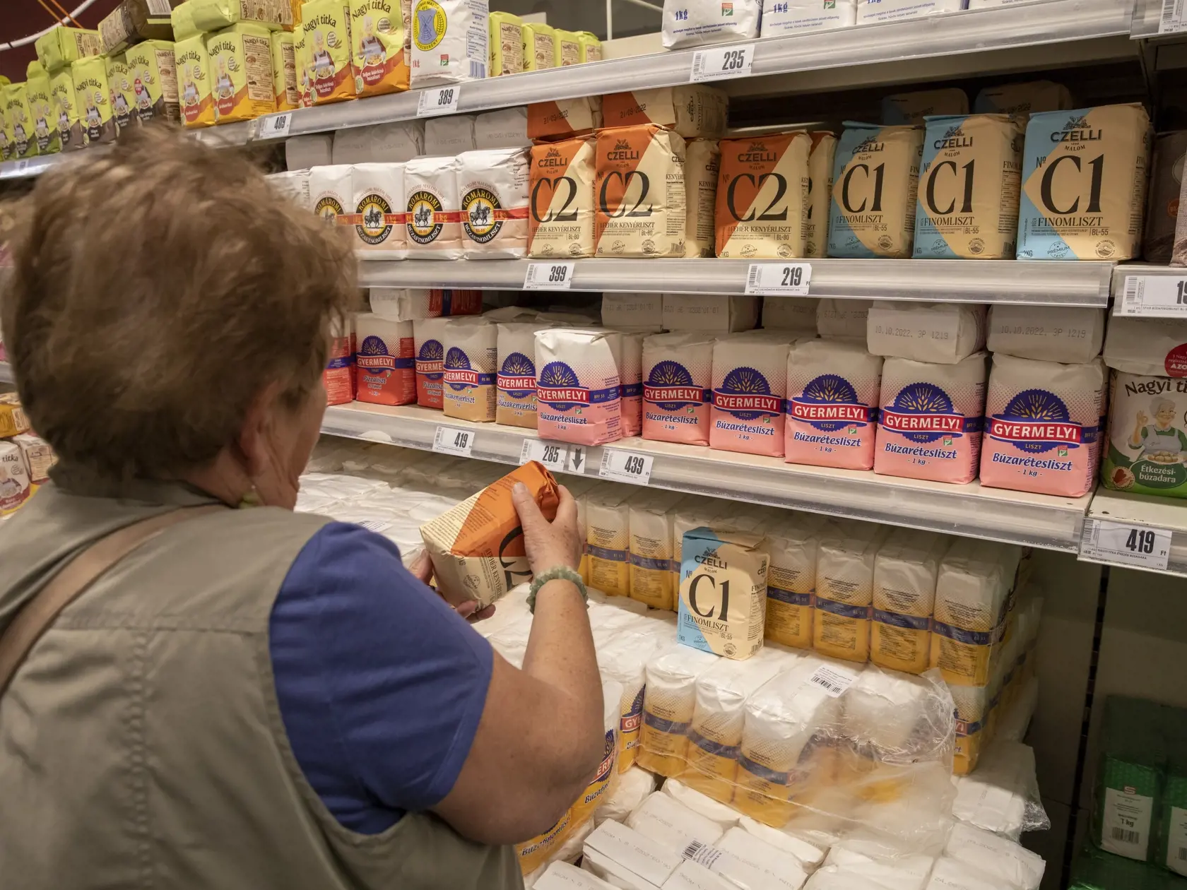Nákup a porovnávanie cien potravín v Maďarskom Gyóri.
Na snímke predajňa potravín.