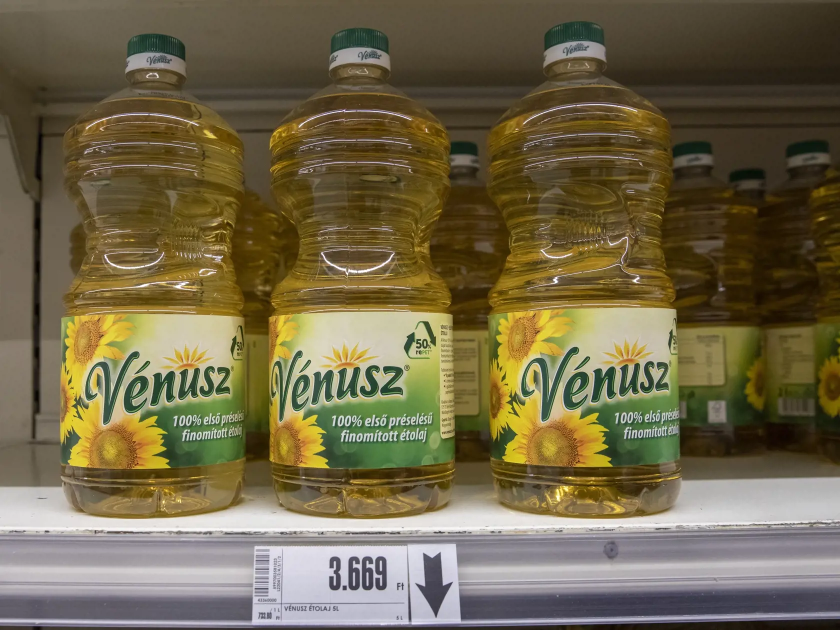 Nákup a porovnávanie cien potravín v Maďarskom Gyóri.
Na snímke predajňa potravín.