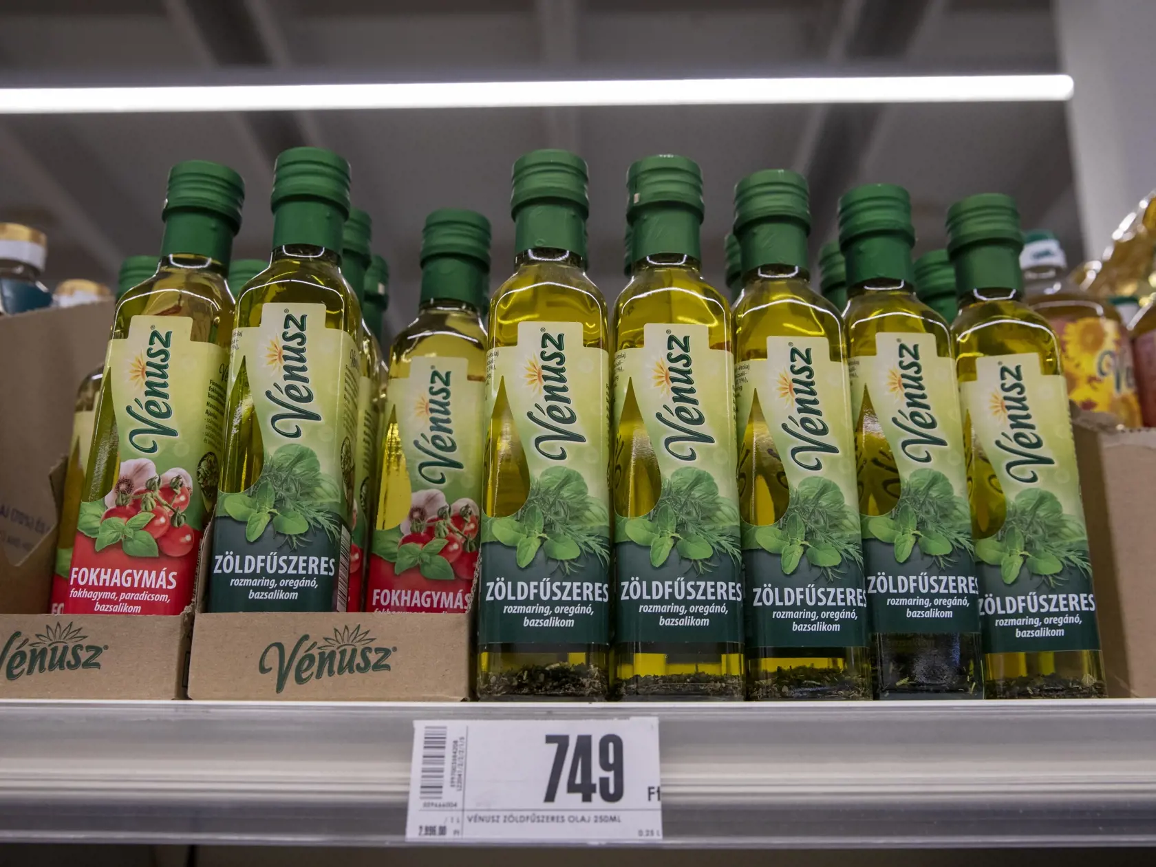 Nákup a porovnávanie cien potravín v Maďarskom Gyóri.
Na snímke predajňa potravín.