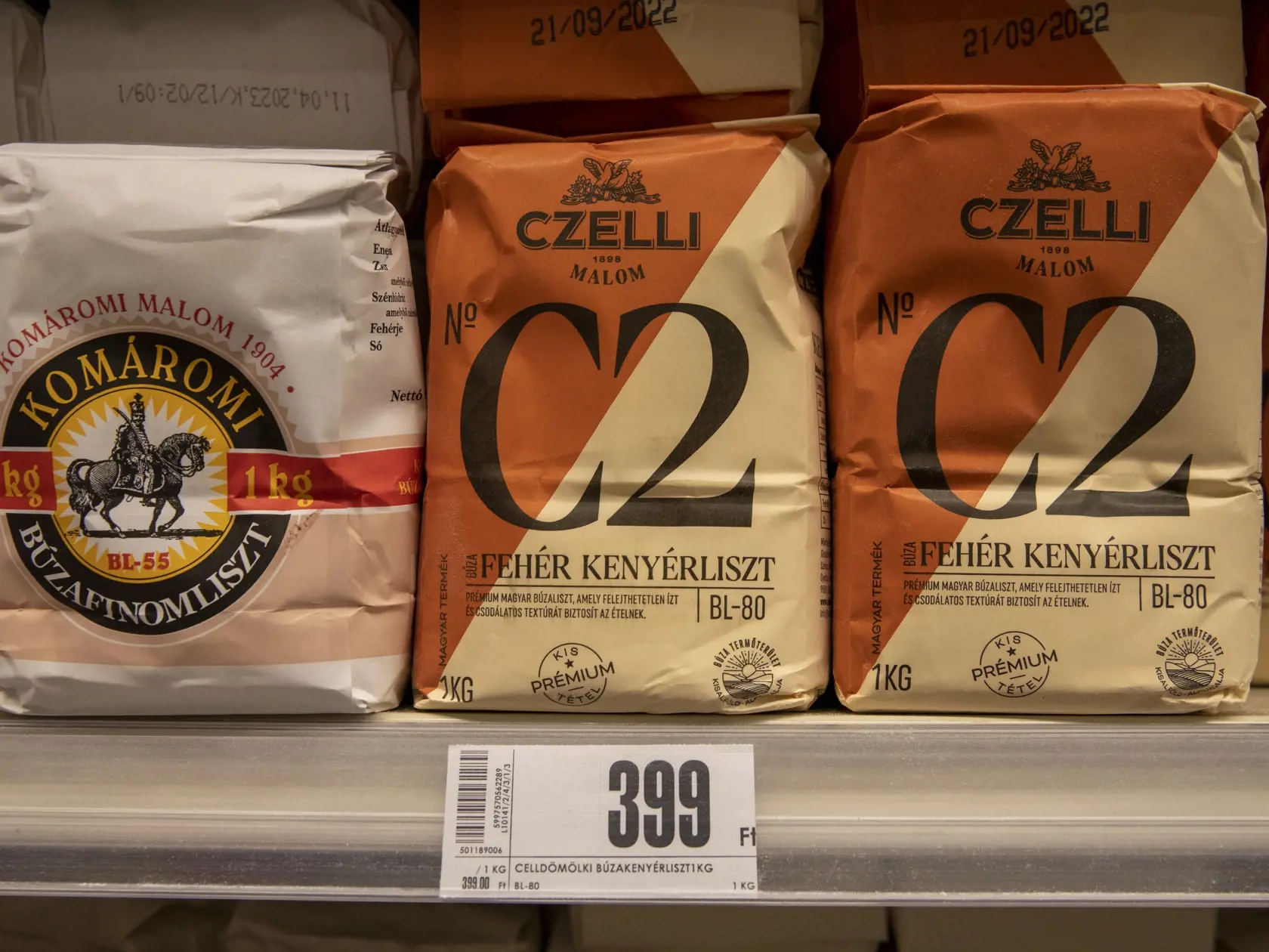 Nákup a porovnávanie cien potravín v Maďarskom Gyóri.
Na snímke cena múky.