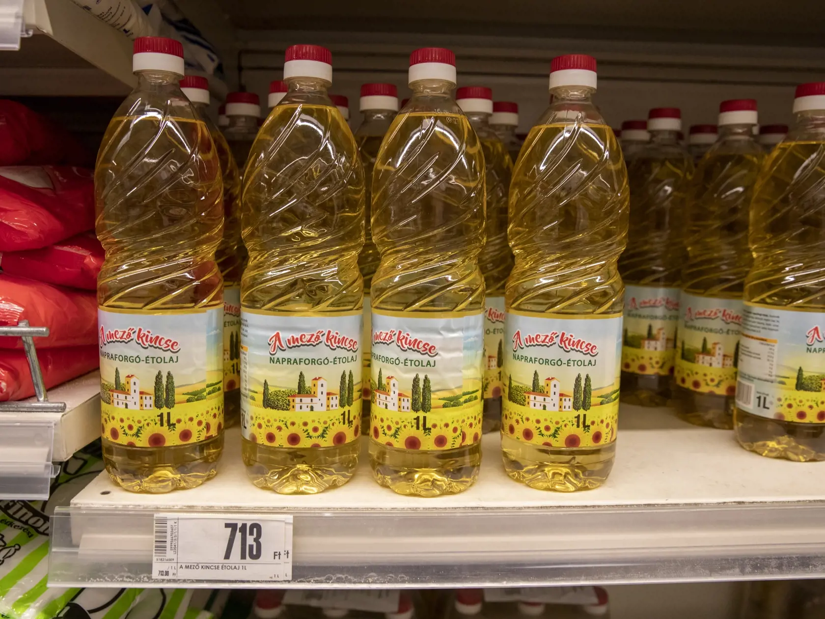Nákup a porovnávanie cien potravín v Maďarskom Gyóri.
Na snímke predajňa potravín.