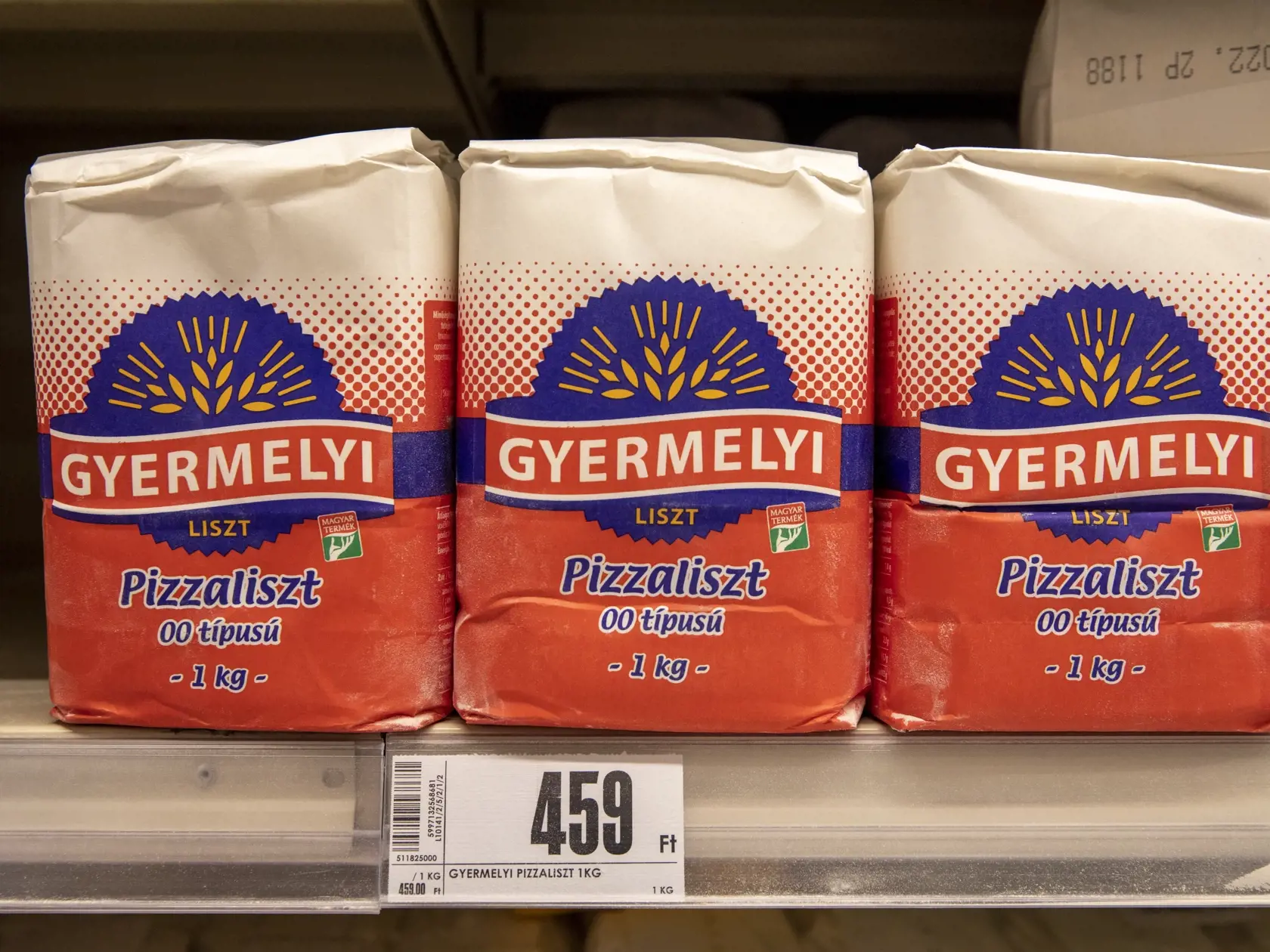 Nákup a porovnávanie cien potravín v Maďarskom Gyóri.
Na snímke cena múky.