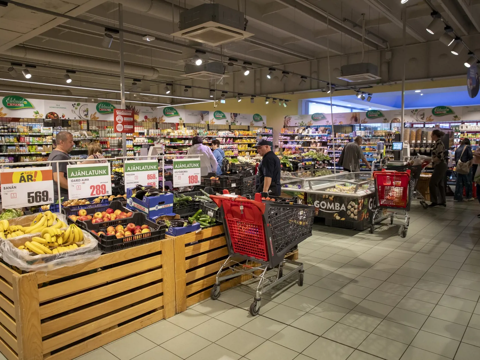 V maďarskom supermarkete, ktorý sme navštívili, boli regály plné tovaru. Zdá sa, že ľudia si nevytvárajú zbytočne veľké zásoby.