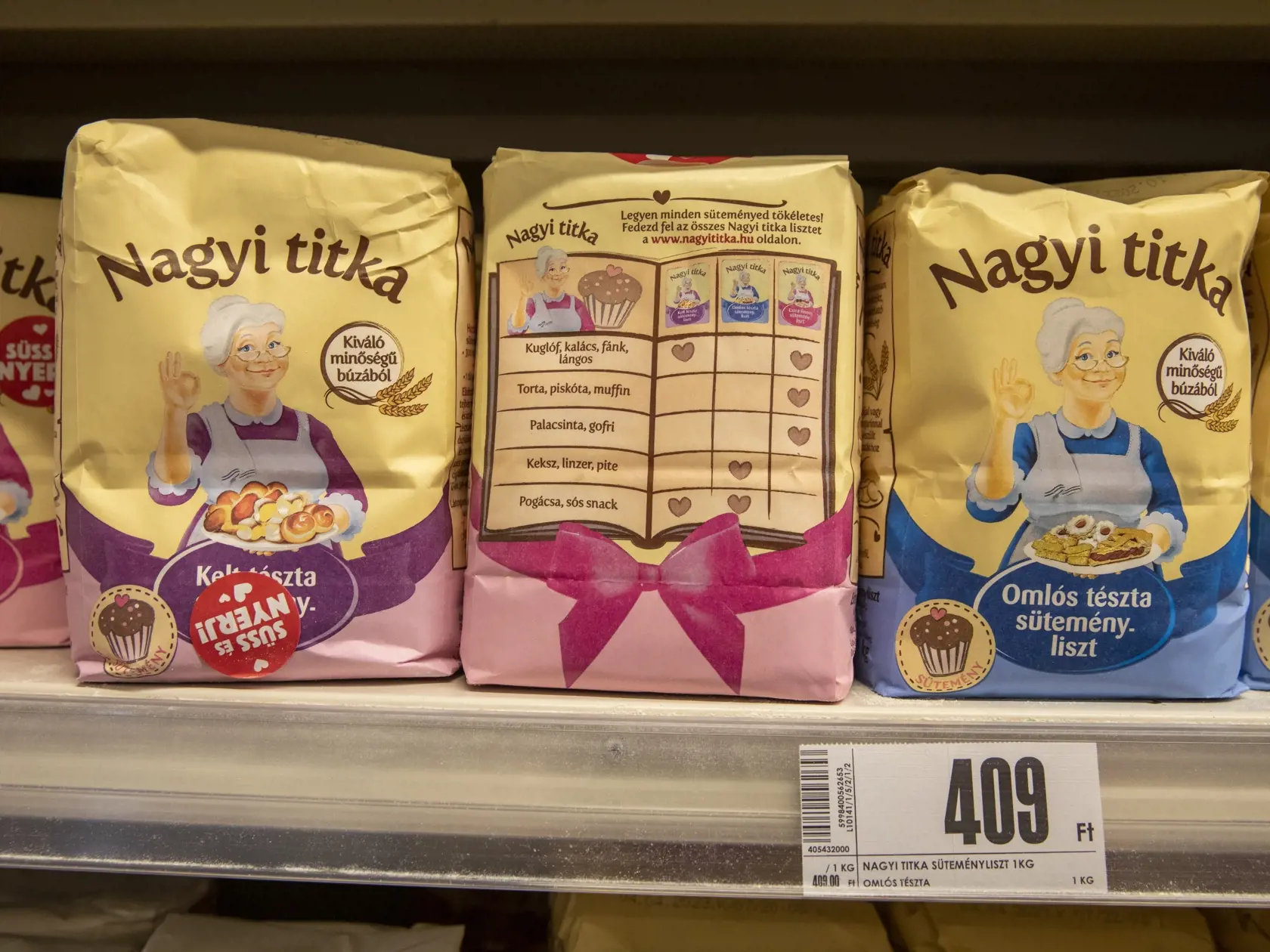 Nákup a porovnávanie cien potravín v Maďarskom Gyóri.
Na snímke cena múky.