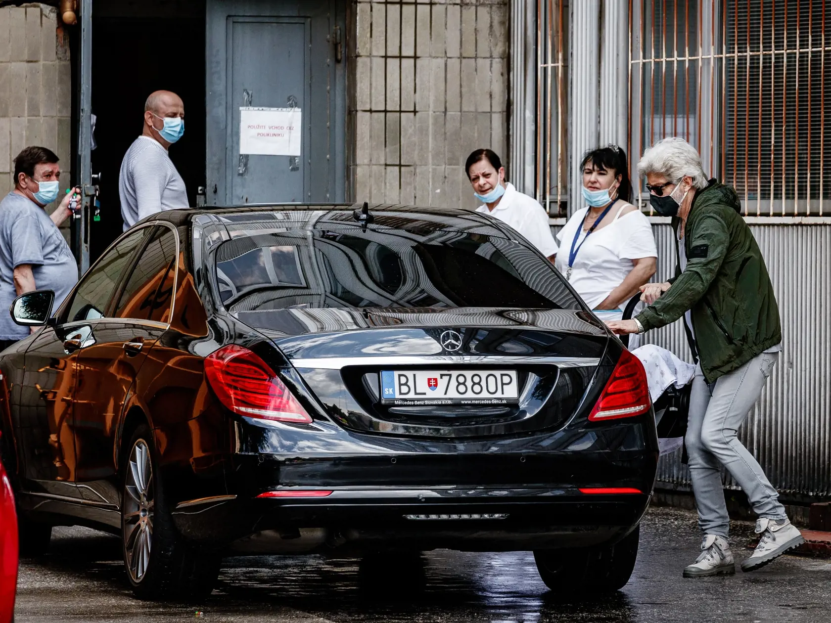 Na paparazzi snímke Erika Judínyová a Štefan Skrúcaný odchdádzajú s dcérou Ellou z nemocnice Akademika Ladislava Dérera na bratislavských Kramároch