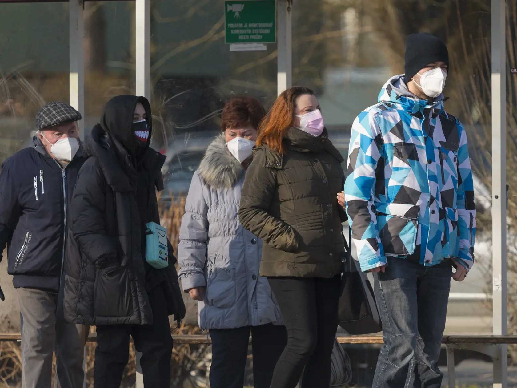 Prísnejšie podmienky sa vzťahujú aj na nosenie rúšok a respirátorov.
