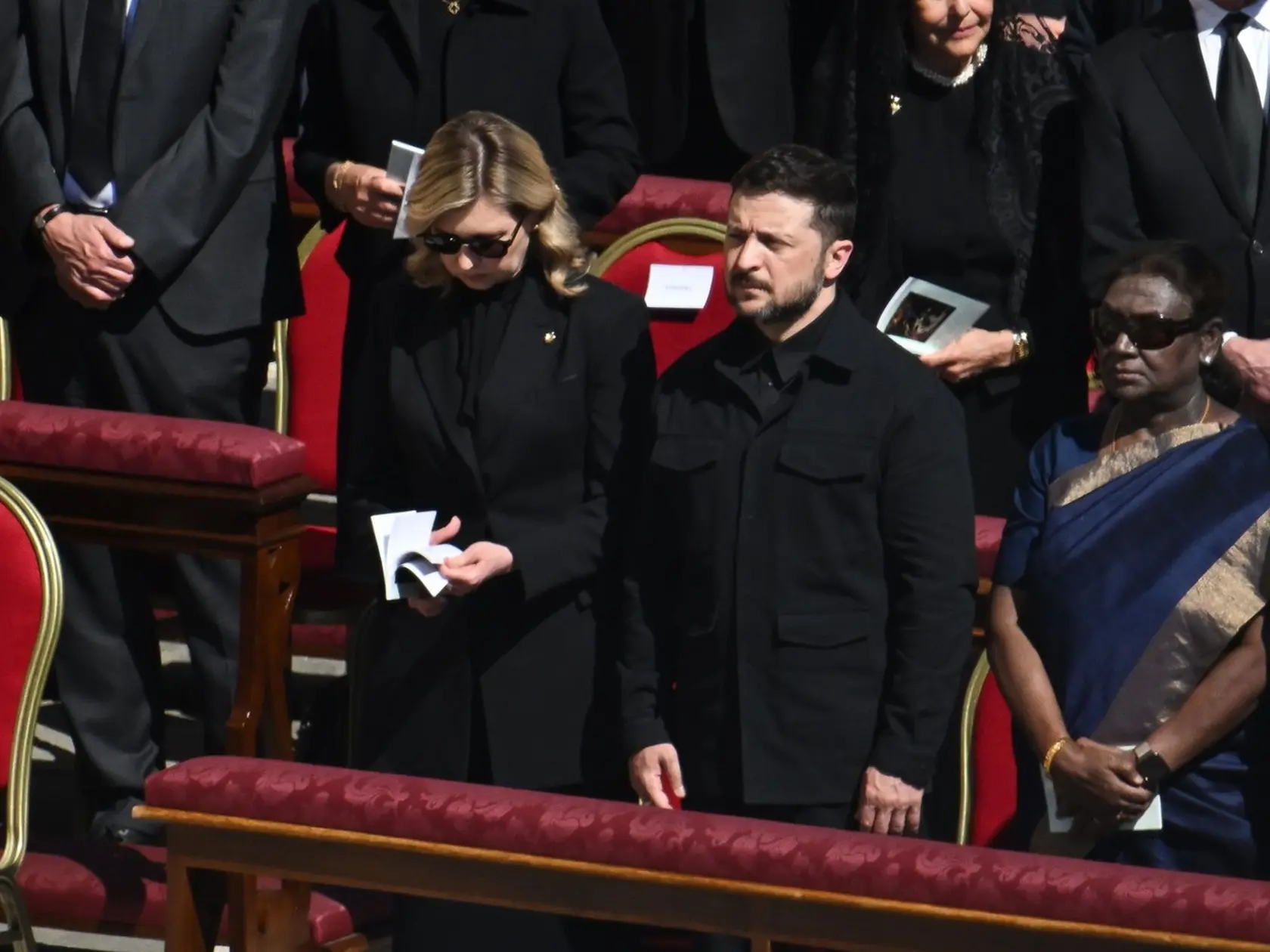 Volodymyr Zelenskyj s manželkou Olenou na pohrebe pápeža Františka.