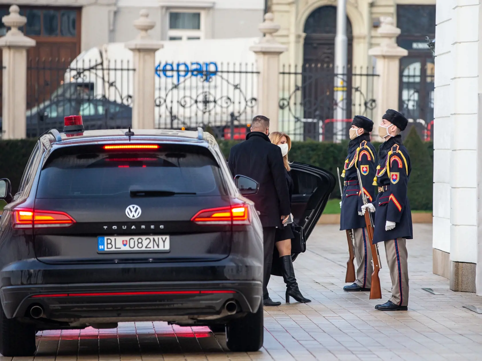 Na snímke je Zuzana Čaputová ako vystupuje z auta pred prezidentským palácom. 