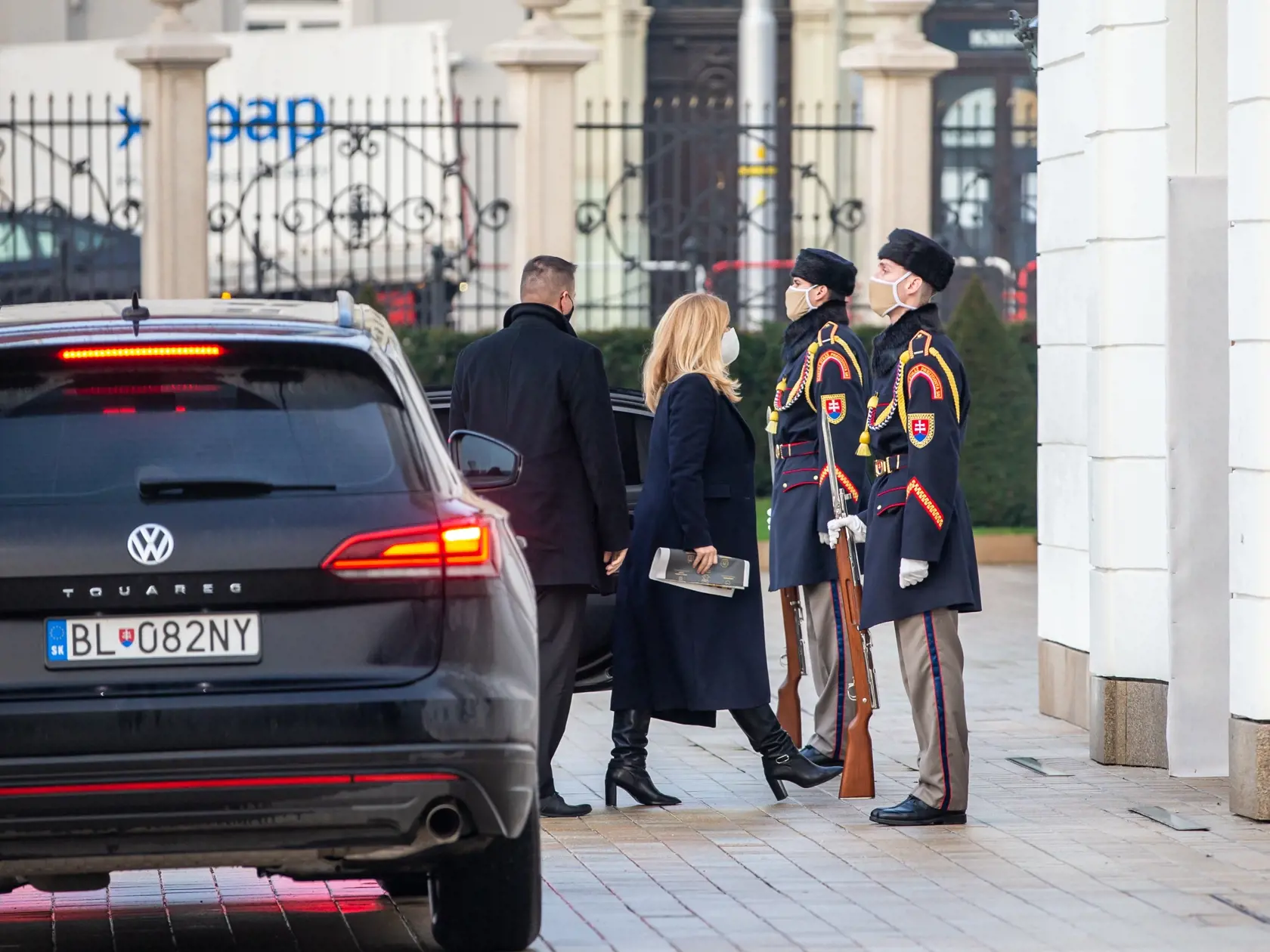 Na snímke je Zuzana Čaputová ako vystupuje z auta pred prezidentským palácom. 