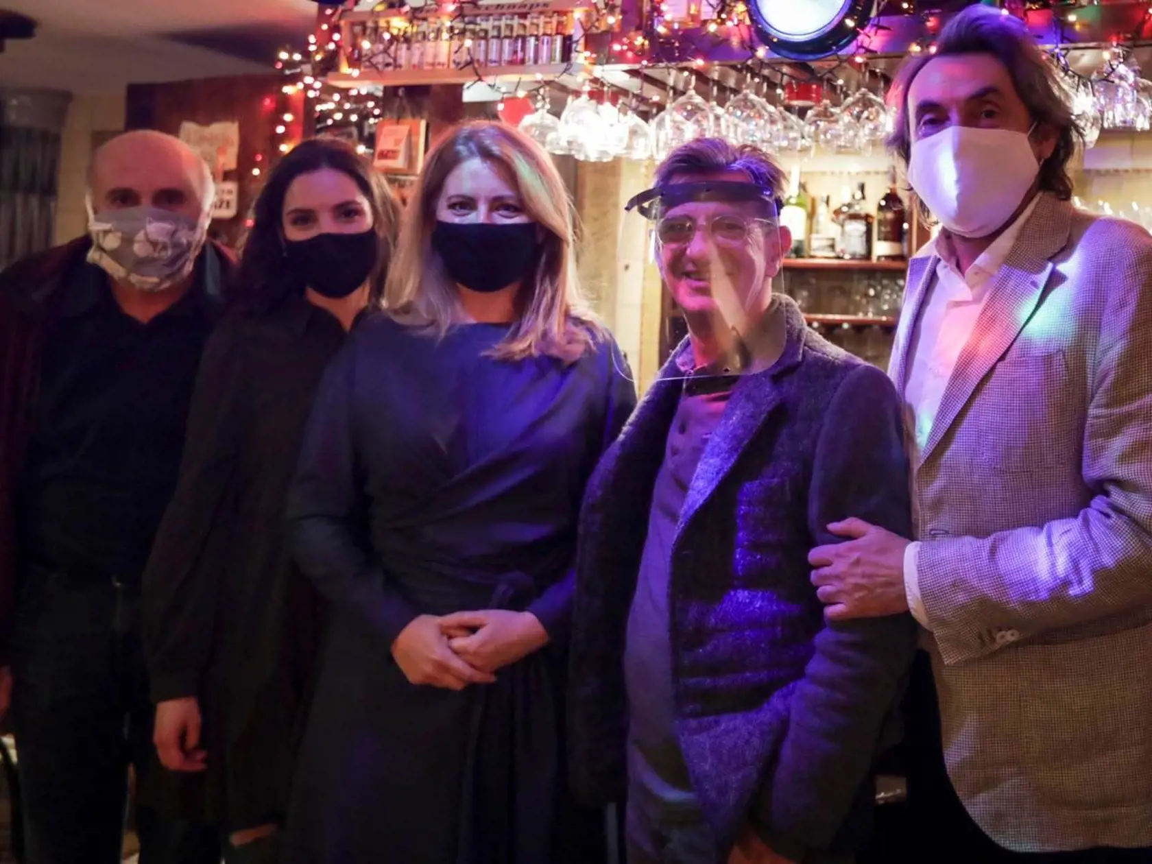 Zuzana Čaputová sa do divadla vybrala so svojim priateľom. Po skončení hry sa odfotila aj so známymi hercami.