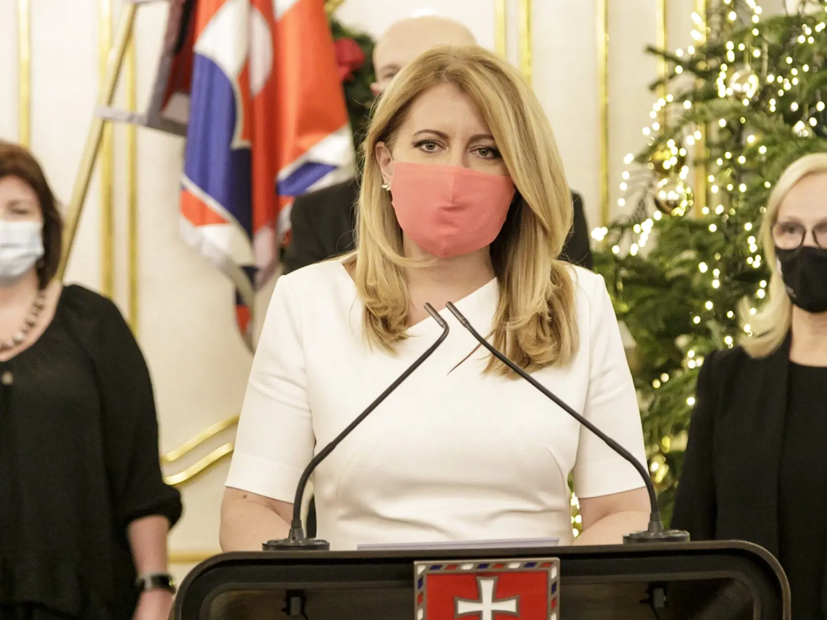 Na snímke uprostred prezidentka SR Zuzana Čaputová po stretnutí so slovenskymi vedcami v Bratislave 15. decembra 2020. FOTO TASR – Dano Veselský