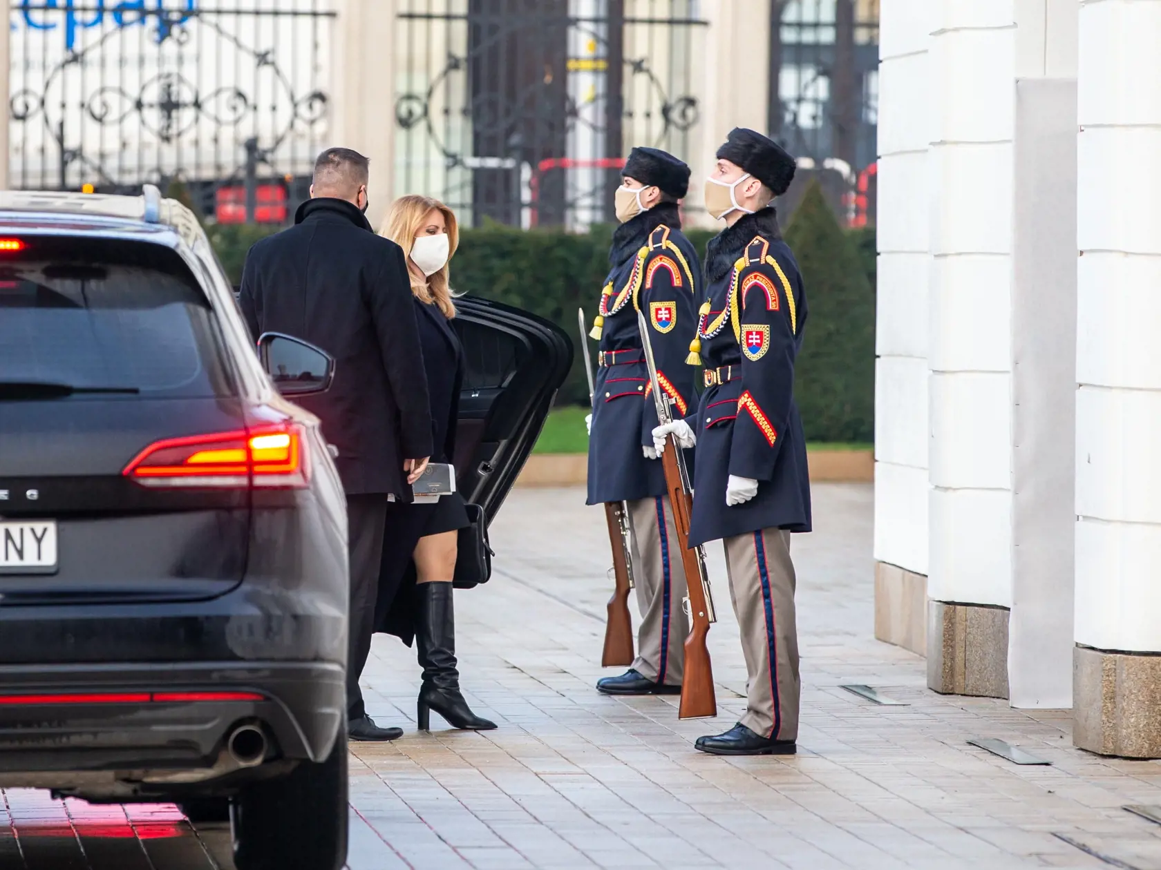 Na snímke je Zuzana Čaputová ako vystupuje z auta pred prezidentským palácom. 
