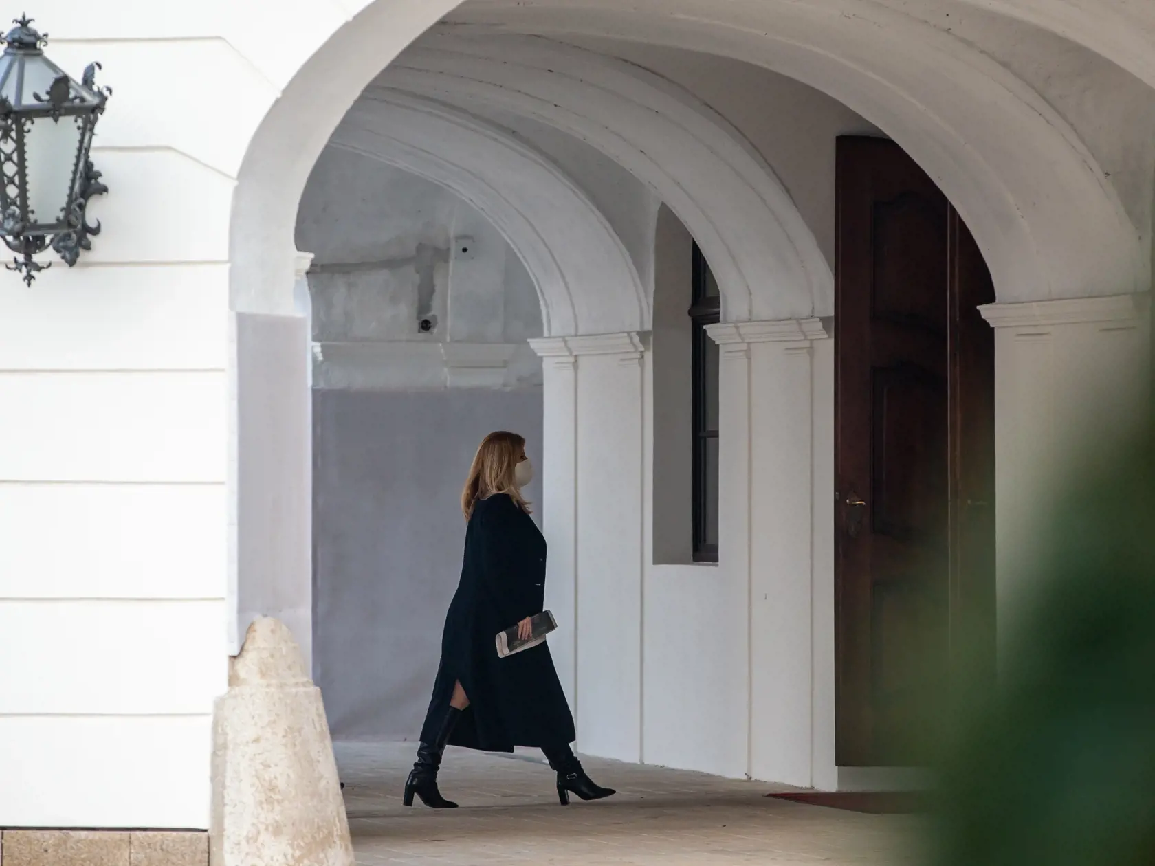 Na snímke je Zuzana Čaputová ako vystupuje z auta pred prezidentským palácom. 