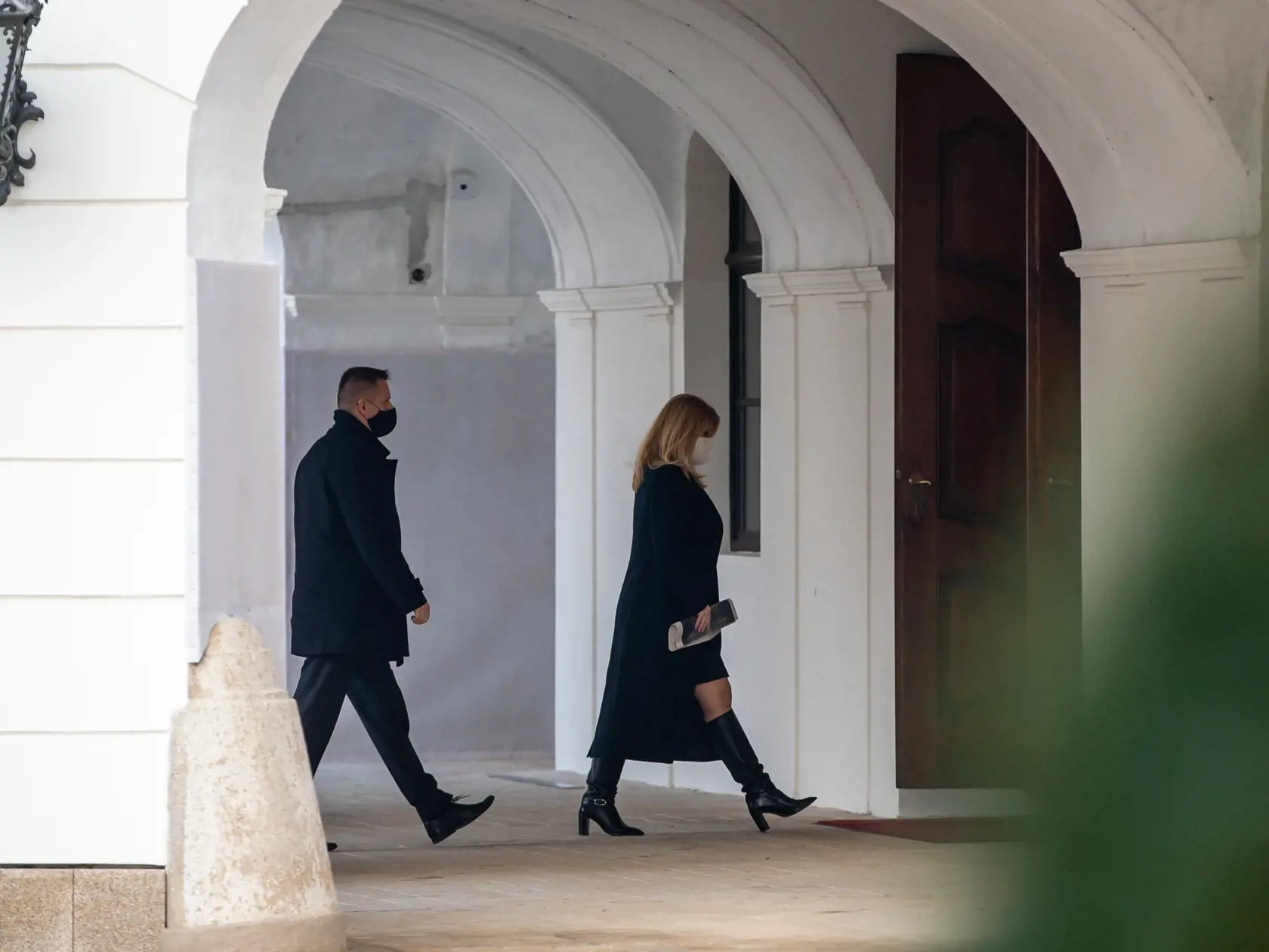 Na snímke je Zuzana Čaputová ako vystupuje z auta pred prezidentským palácom. 