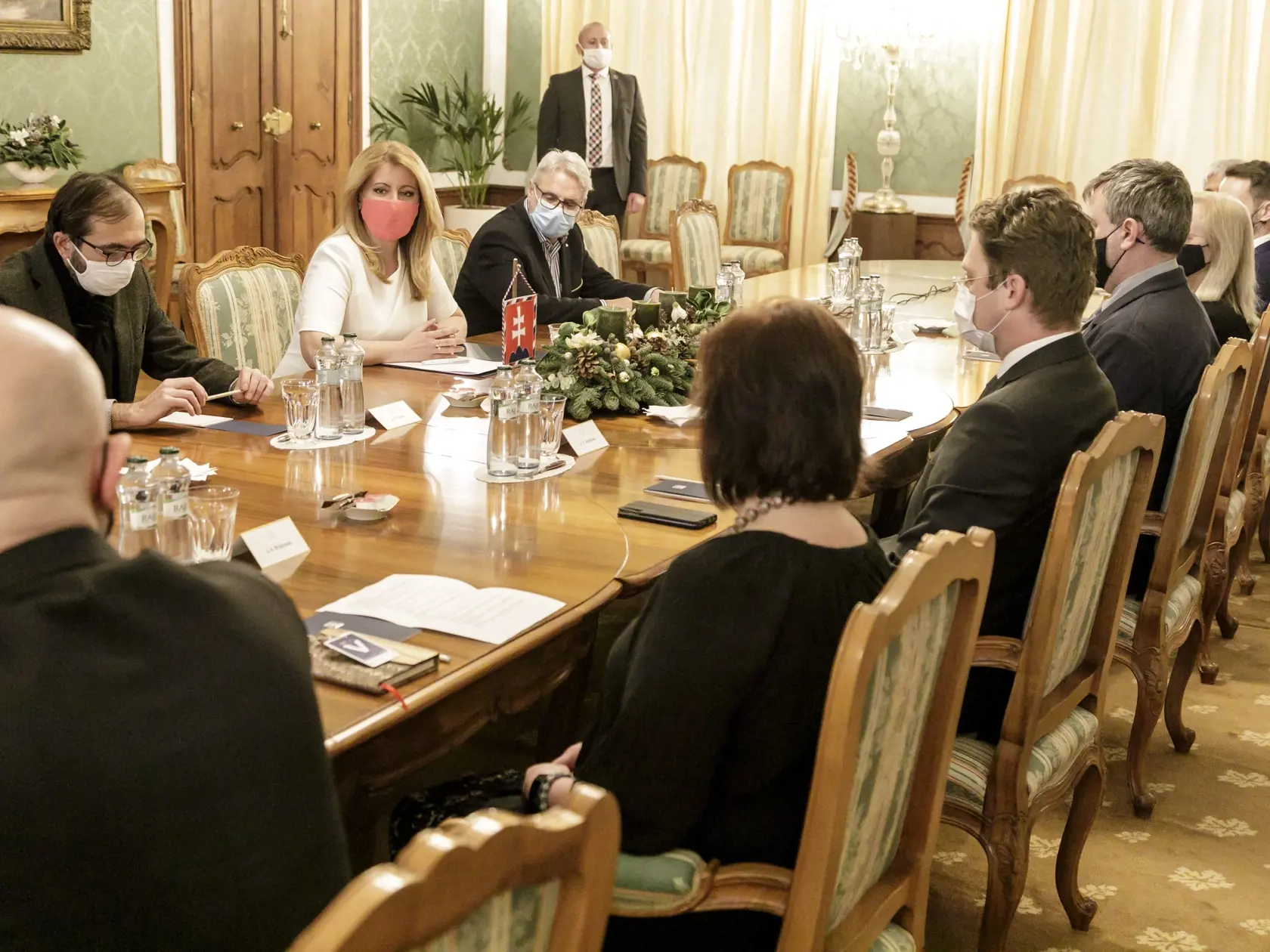 Na snímke slovenskí vedci v pozadí sprava biochemik Pavol Čekan, infektológ Peter Sabaka, riaditeľka Biomedicínskeho centra Slovenskej akadémie vied Silvia Pastoreková, matematik Richard Kollár, predseda Lekárskeho odborového združenia Peter Visolajský, epidemiologička Alexandra Bražinová a virológ Boris Klempa počas prijatia u prezidentky SR Zuzany Čaputovej (druhá zľava) v Bratislave 15, decembra 2020. FOTO TASR – Dano Veselský