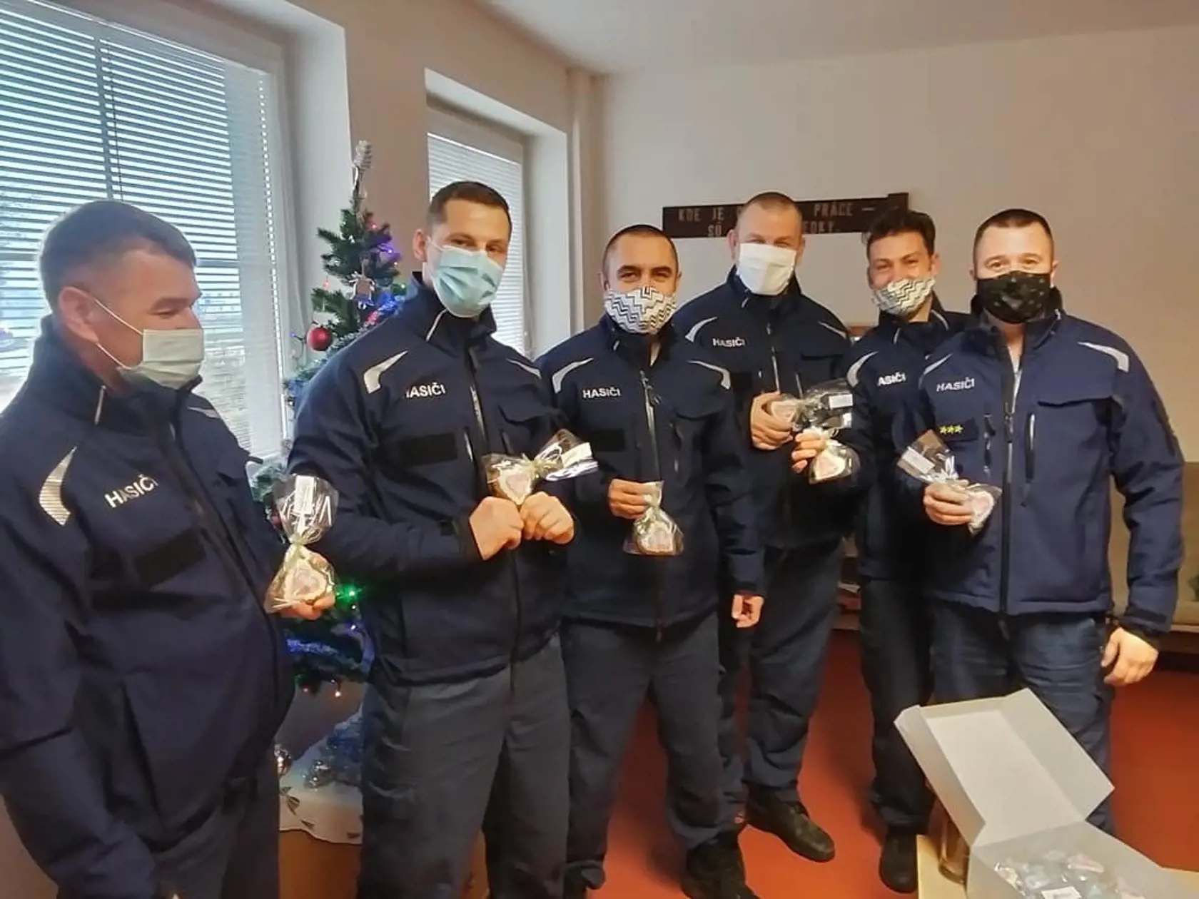 Prezidentka poďakovala za pomoc Strednej odbornej škole hotelových služieb a obchodu v Bratislave. Svojim pričinením tak urobili radosť aspoň niektorým ľuďom, ktorí trávia sviatky mimo svojich rodín.