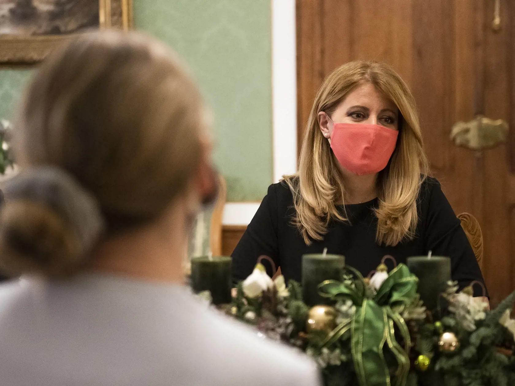 Na snímke prezidentka SR Zuzana Čaputová (vpravo) počas stretnutia s ľuďmi, ktorí počas pandémie prepadli systémom štátnej pomoci v Prezidentskom paláci v Bratislave 10. decembra 2020. FOTO TASR - Jaroslav Novák