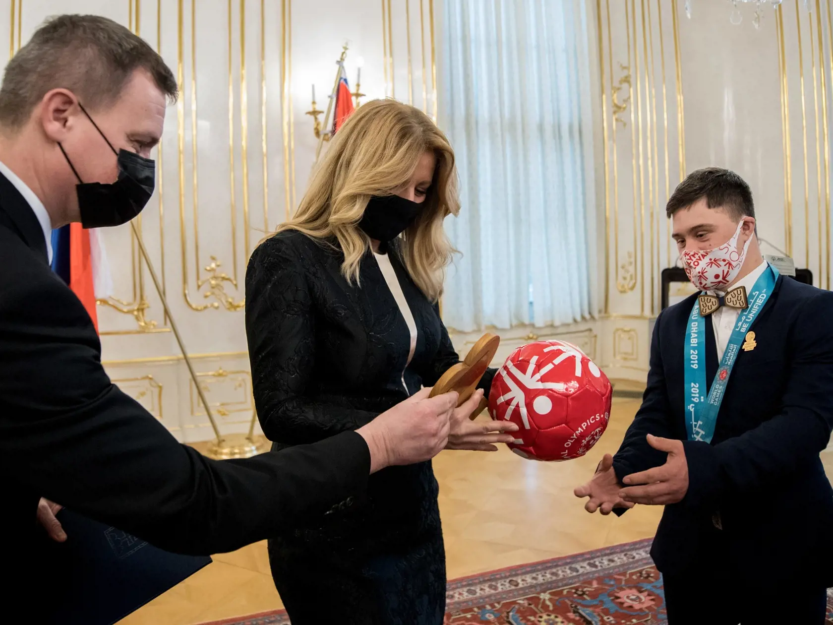 Prezidentka SR Zuzana Čaputová (uprostred) prijala športovcov Špeciálnych olympiád Slovensko pri príležitosti Medzinárodného dňa osôb so zdravotným postihnutím v Prezidentskom paláci 3. decembra 2020 v Bratislave. FOTO TASR - Martin Baumann	