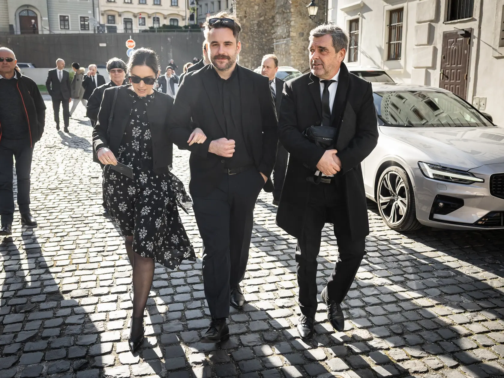 Posledná rozlúčka s hercom Štefanom Kvietikom za účasti rodiny aj verejnosti v Katedrále sv. Martina v Bratislave. Na snímke Sarah Arató, Matúš Kvietik a Peter Kočiš.