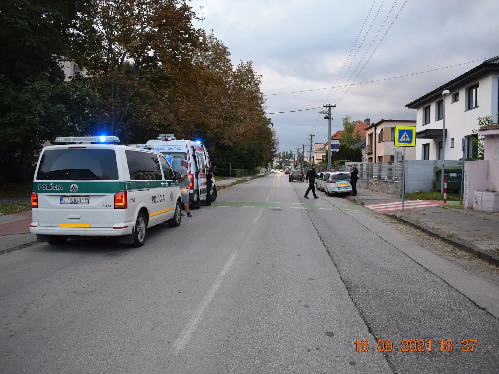 Muža v Trnave zrazilo auto. pri vjazde na prechod.