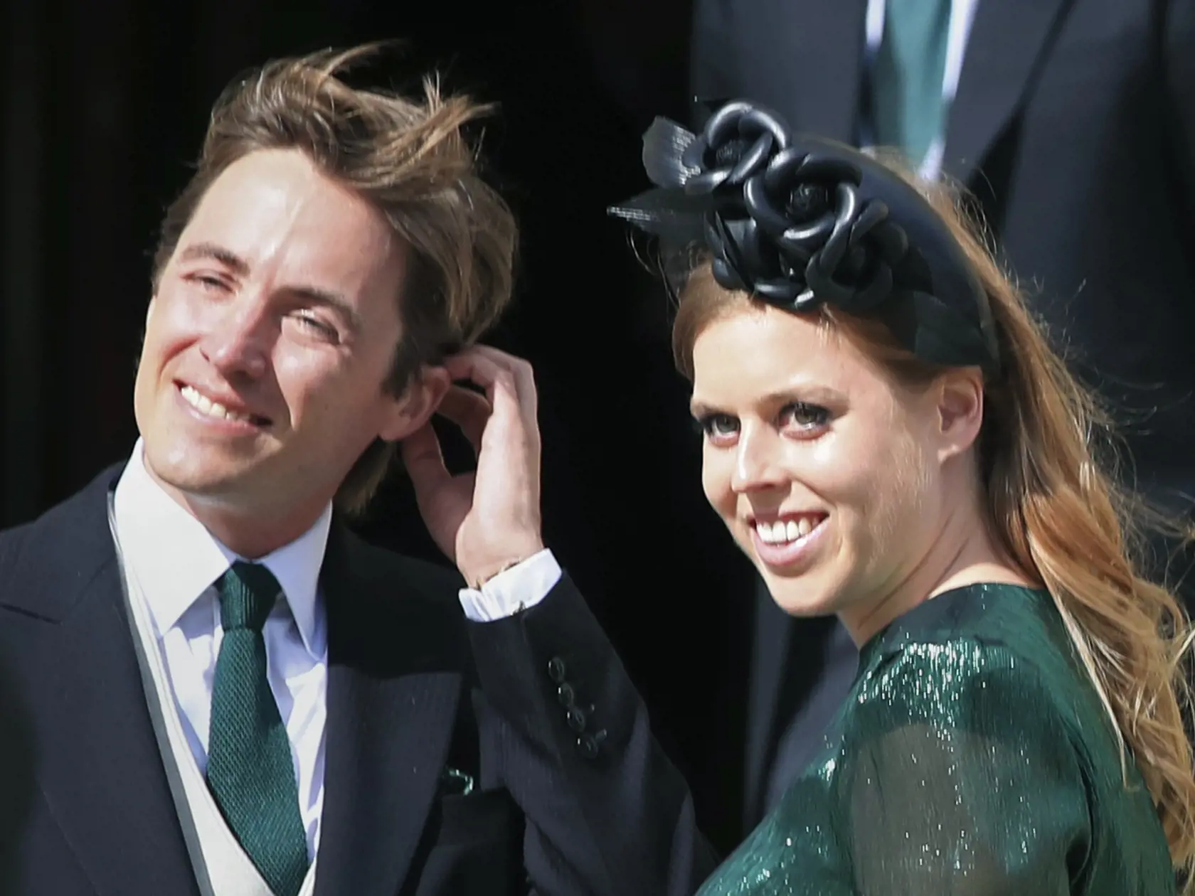 WA 23 archív York - Na archívnej snímke z 31. augusta 2019 britská princezná Beatrice a jej vtedajší snúbec Edoardo Mapelli sa usmievajú počas svadobného obradu anglickej speváčky a skladateľky Ellie Gouldingovej a Caspara Joplinga v anglickom Yorku. Buckinghamský palác v stredu 19. mája 2021 oznámil, že princezná Beatrice čaká svoje prvé dieťa s manželom Edoardom Mapellim, informuje agentúra AP. "Obe rodiny majú z tejto noviny obrovskú radosť," píše sa vo vyhlásení paláca. Dieťa by sa malo naro