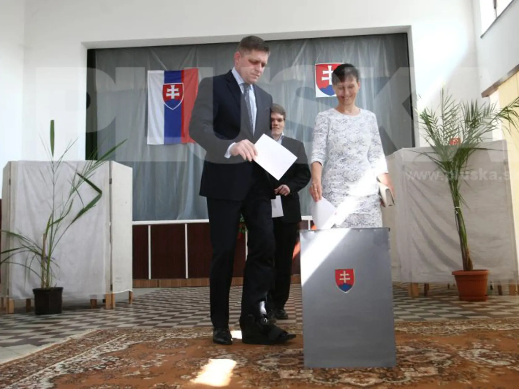 Druhé kolo prezidentských volieb 2014: Robert Fico odvolil s manželkou a synom vo Veľkých Dvoranoch.