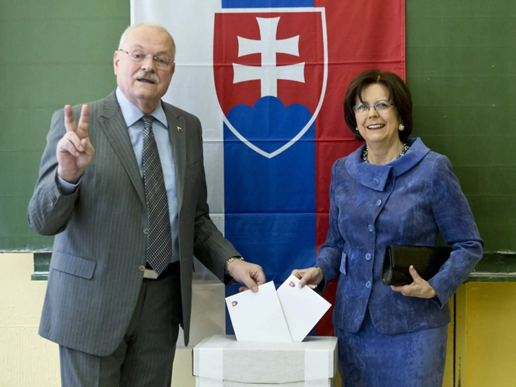 Druhé kolo prezidentských volieb 2014: Ivan Gašparovič s manželkou Silviou. Ukazuje víťazné gesto?