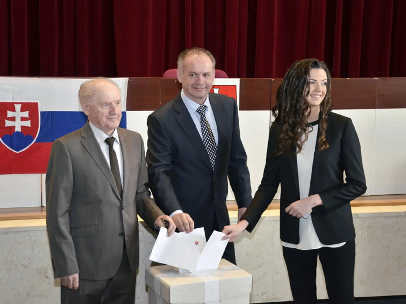 Druhé kolo prezidentských volieb 2014: Andrej Kiska opäť odvolil v prítomnosti dcéry a otca.