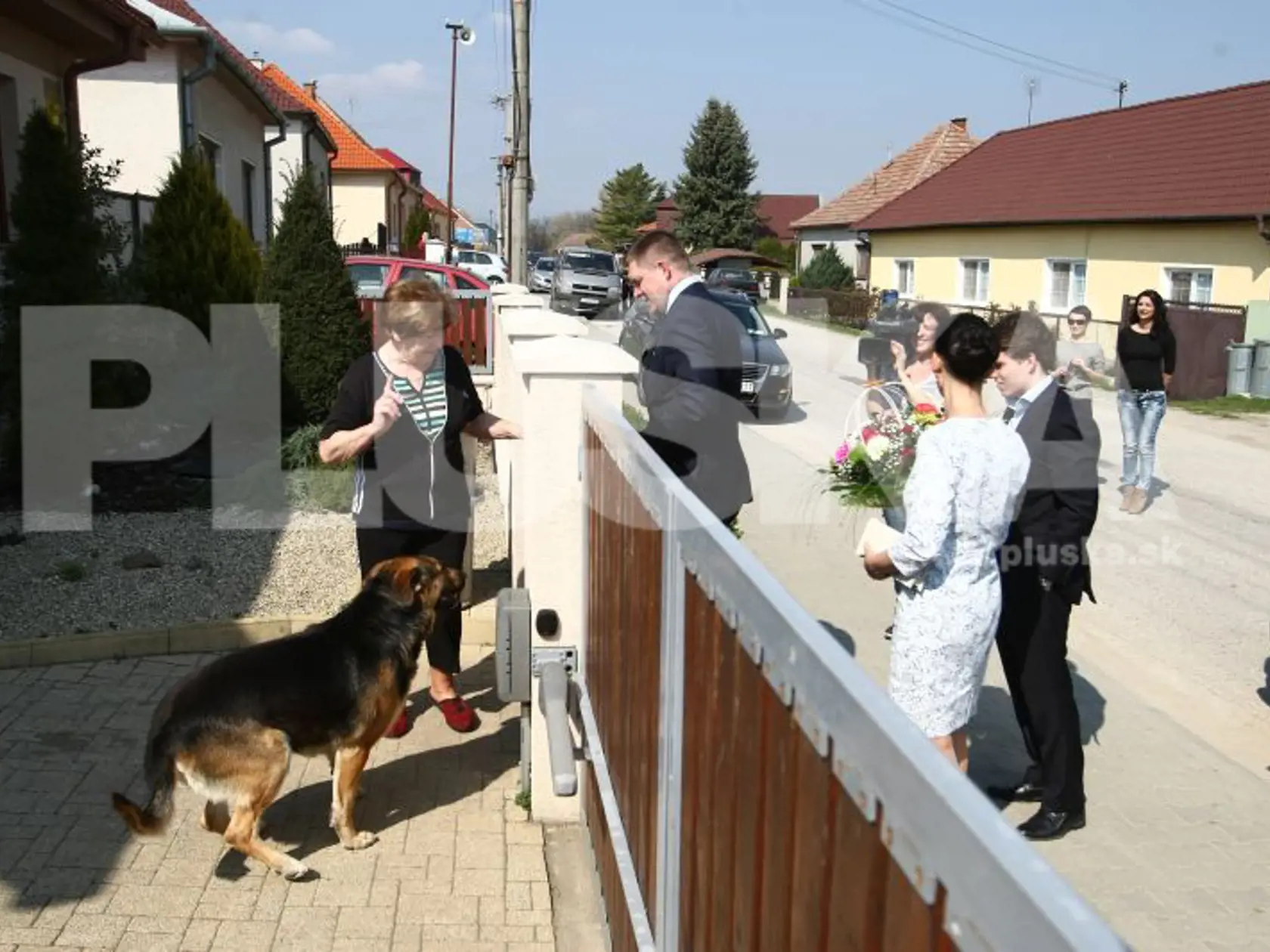 Druhé kolo prezidentských volieb 2014: Zvítanie Roberta Fica s mamou vo Veľkých Dvoranoch.