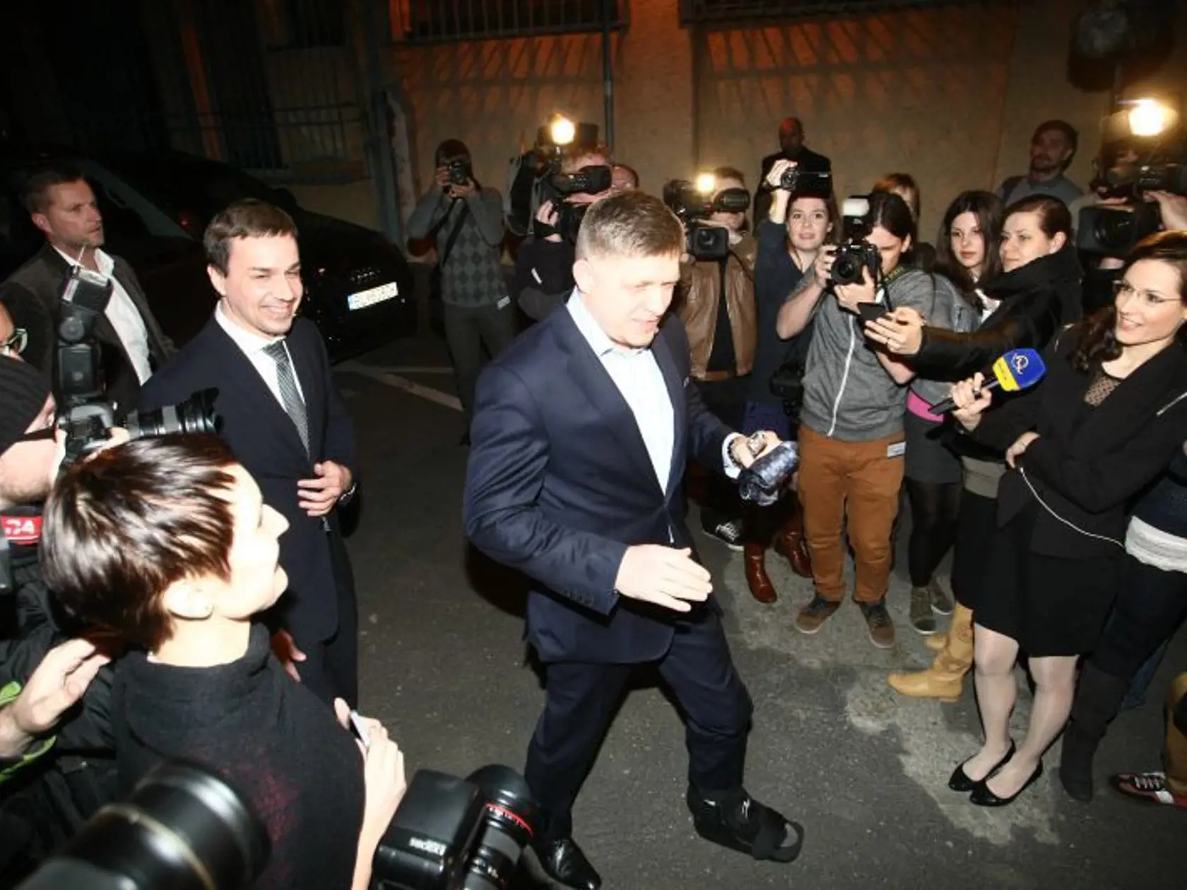 Druhé kolo prezidentských volieb 2014: Robert Fico sa krátko po desiatej ešte usmieval.