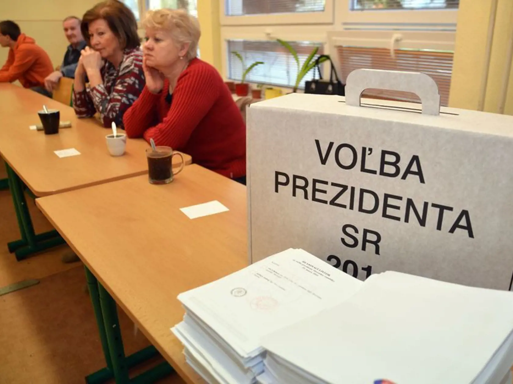 Volebná komisia čaká na voličov v budove základnej školy na ul. Komenského v Trebišove.