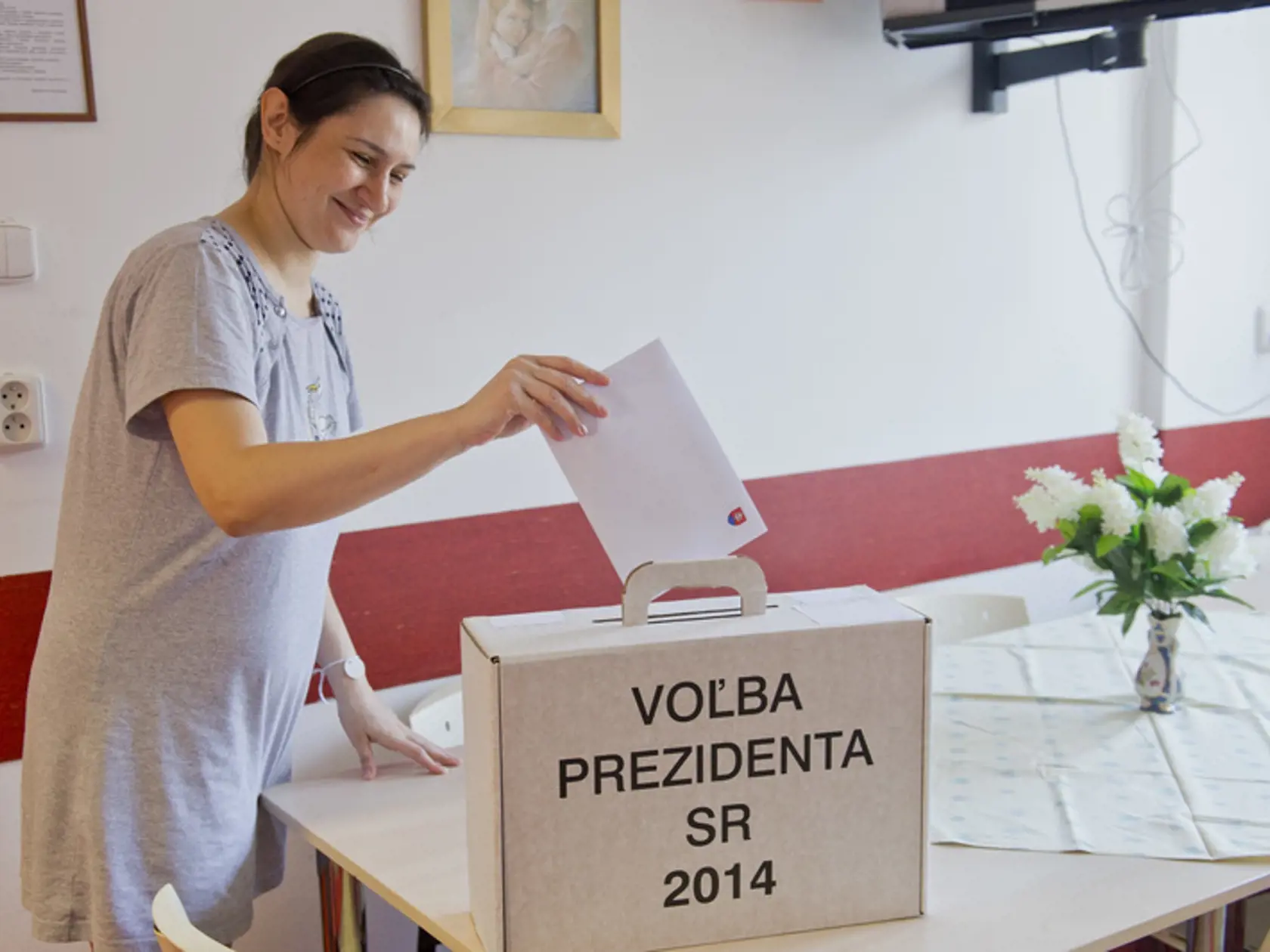Druhé kolo prezidentských volieb 2014: Čerstvá mamička Zdenka Svoradová na gynekologicko - pôrodníckom oddelení v Nemocnici na Karmároch vhadzuje hlasovací lístok do prenosnej volebnej urny.