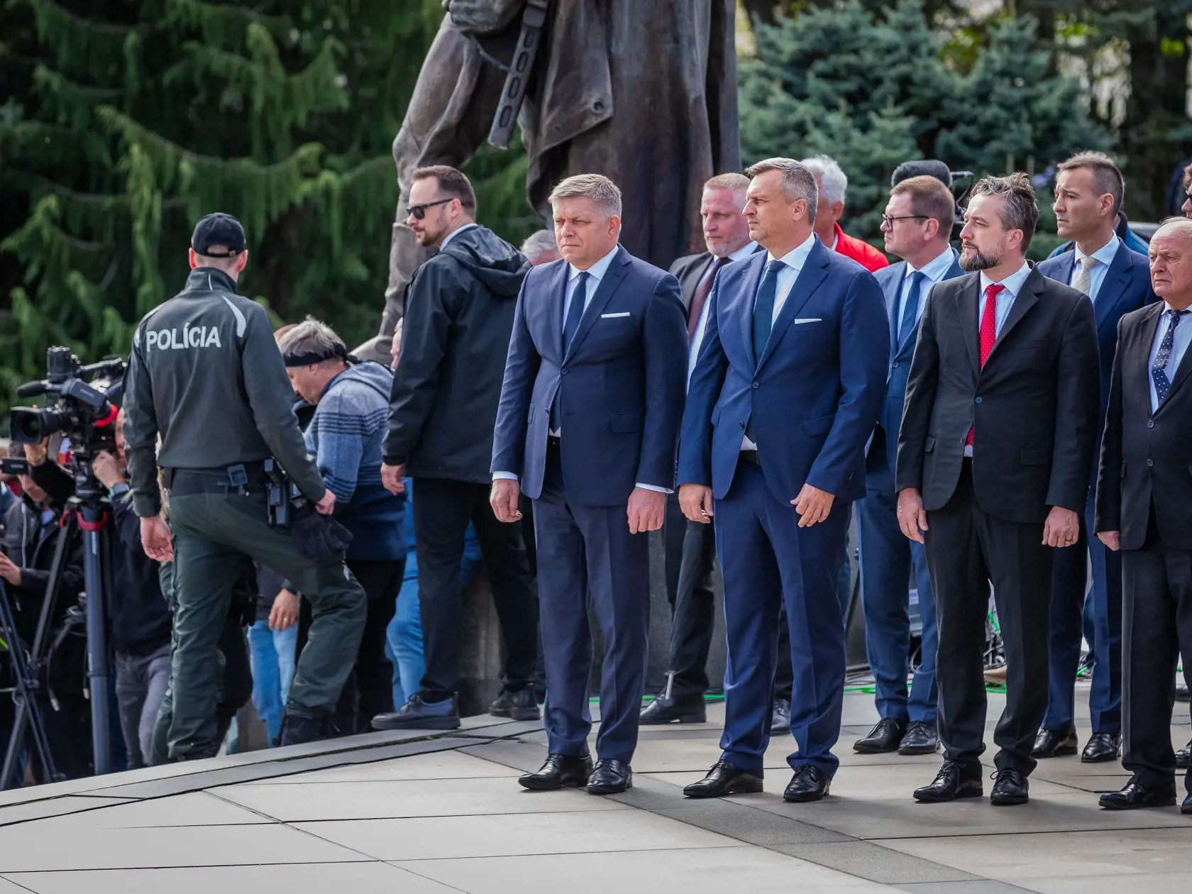 Spomienkové zhromaždenie pri príležitosti 79. výročia oslobodenia Bratislavy. a snímke zľava Robert Fico, Andrej Danko a Ľuboš Blaha a veľvyslanec Ruska na Slovensku Igor Bratčikov.