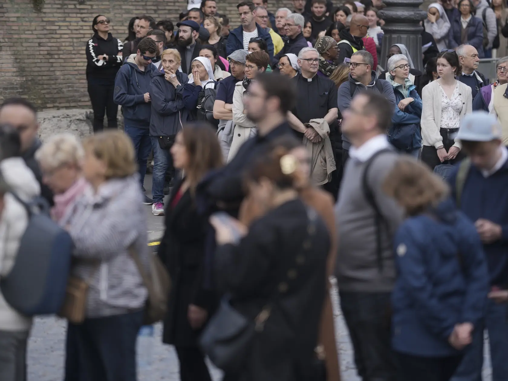 JB 12 Vatikán - Ľudia čakajú v rade na Svätopeterskom námestí, aby sa poklonili pred vystavenou rakvou s telom zosnulého pápeža Františka v Bazilike sv. Petra vo Vatikáne vo štvrtok 24. apríla 2025. Baziliku sv. Petra vo Vatikáne vo štvrtok od 07.00 h opäť otvorili pre veriacich a pútnikov, aby mohli vzdať poctu zosnulému pápežovi Františkovi, ktorý zomrel na Veľkonočný pondelok vo veku 88 rokov. Informovala o tom agentúra AFP, píše TASR. FOTO TASR/AP 

People line up to view Pope Francis lying in state inside St. Peter's Basilica, at the Vatican, Thursday, April 24, 2025. (AP Photo/Markus Schrieber)