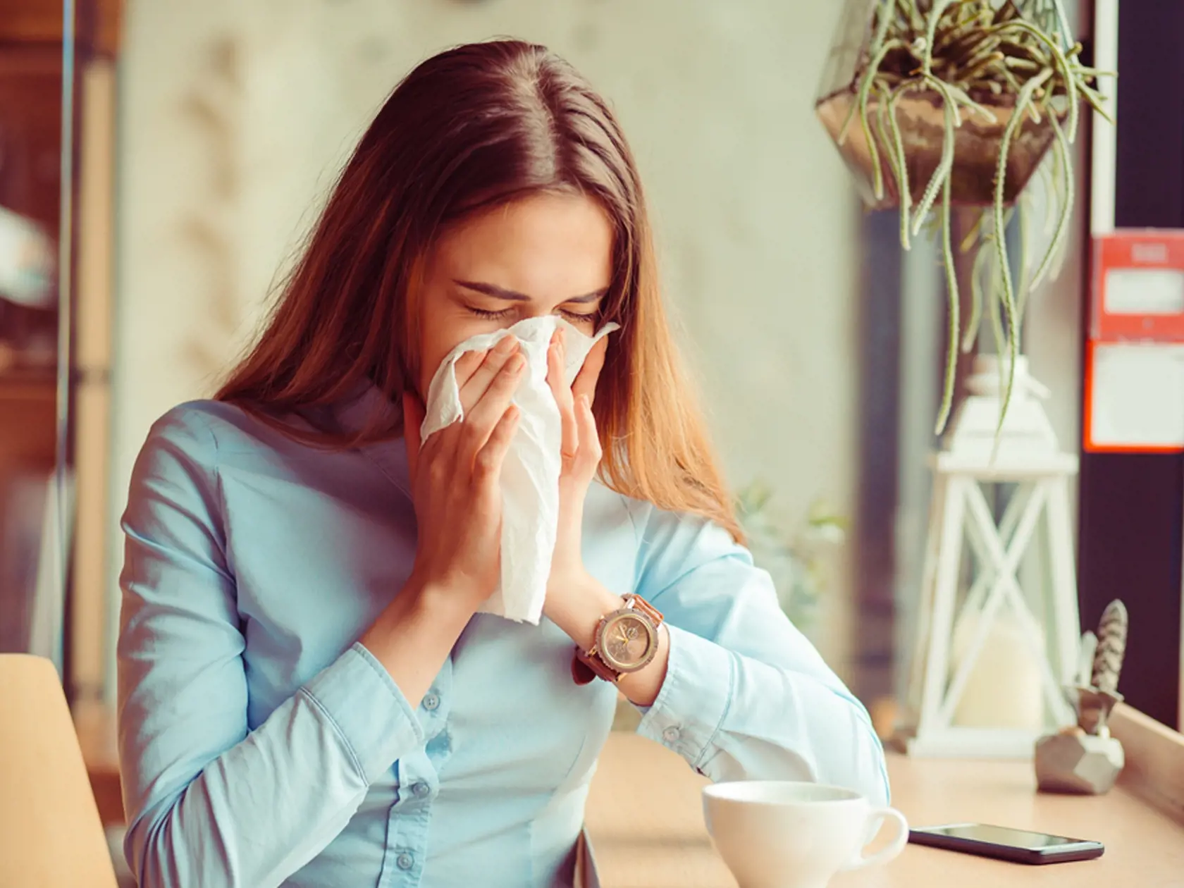 Hlási sa alergia
Ak sa k bolestiam hlavy pridajú problémy s nafukovaním, so stolicou, prípadne začnú padať vlasy a zhorší sa pleť, treba myslieť na alergie, respektíve intolerancie. „Nasleduje diagnostika testom, pri ktorom odoberieme krv z prsta a otestujeme určité potraviny. Pri podozrení na alergiu na lepok či celiakiu postupujete ku gastroenterológovi,“ hovorí o ďalších príčinách sekundárnych bolestí hlavy odborníčka. „V rámci laboratórnej diagnostiky sa zameriavame na to, či pacient netrpí 