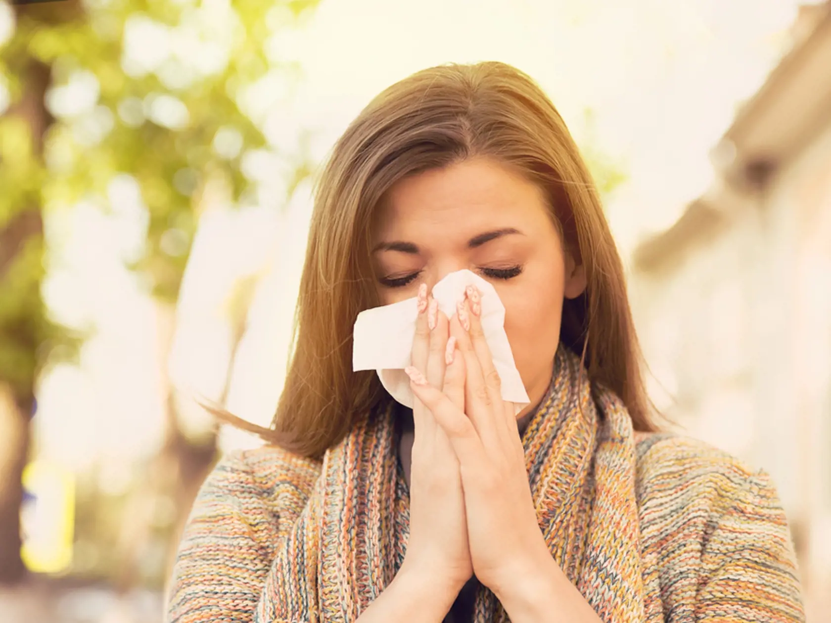 5. Máte alergiu
Pokožka pod očami môže pri alergickej reakcii očervenieť, opuchnúť a svrbieť. Príznakové sú aj tmavé tiene. Oči potom vyzerajú mdlo. Na príčine môže byť peľová alergia, kontaktná, napríklad na kozmetické prípravky, prípadne iná. Ako prvú pomoc môžete použiť voľne predajné antihistaminiká a antialergické krémy z lekárne. Čo najskôr sa však objednajte k alergiológovi.