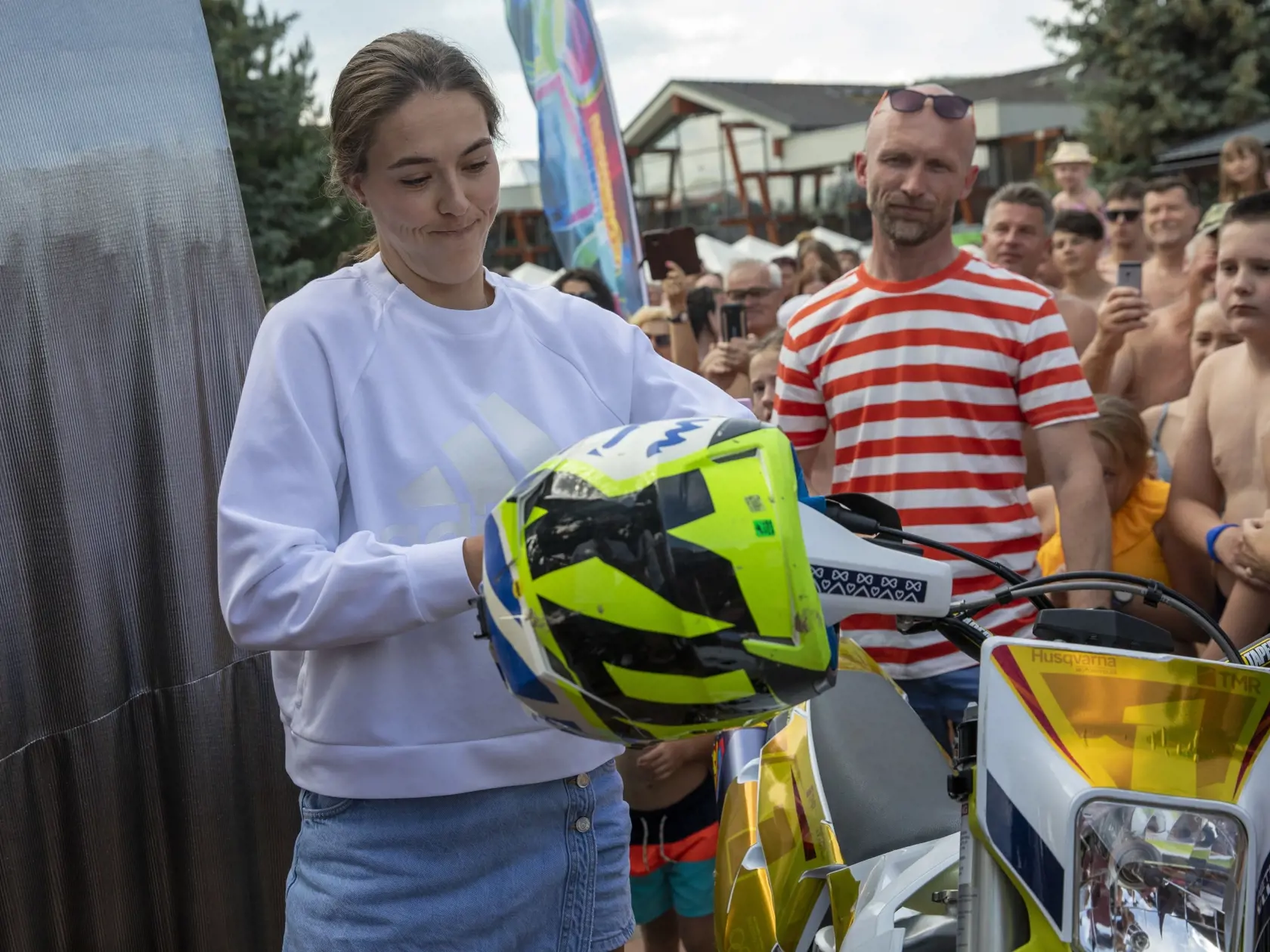 Na snímke je Petra Vlhová tesne po príjazde na kúpalisko.